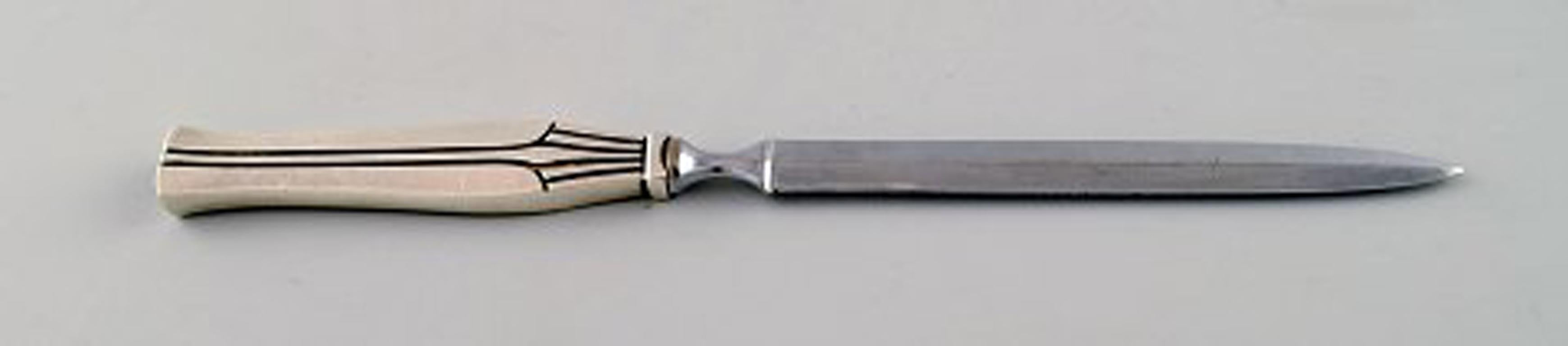 Danish silver (0.830), Art Deco letter knife.
Measures 22 cm.
In very good condition.
Stamped.