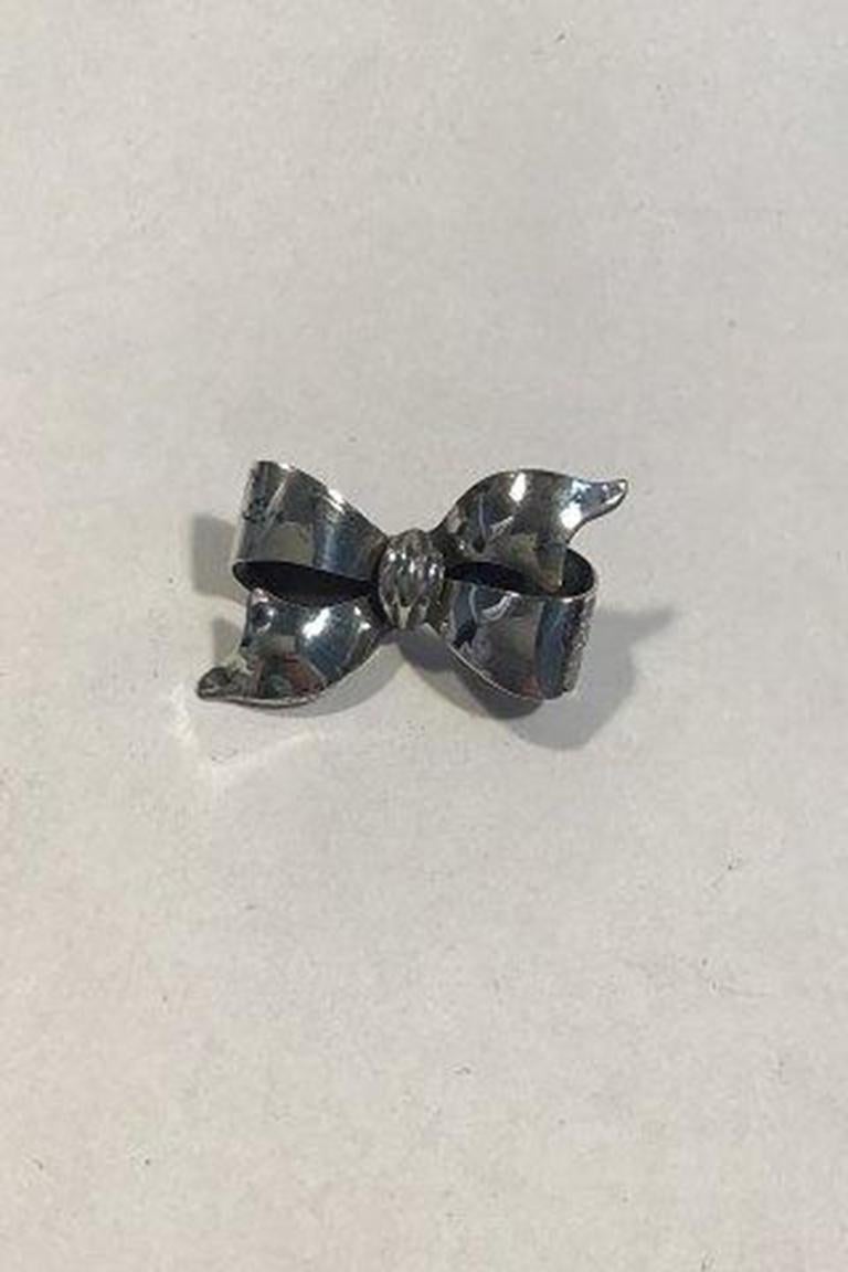 Broche-étoile danoise en argent.

Mesures 3,5 cm(1,37 in) Poids 5,5 gr/0,19 oz.
    