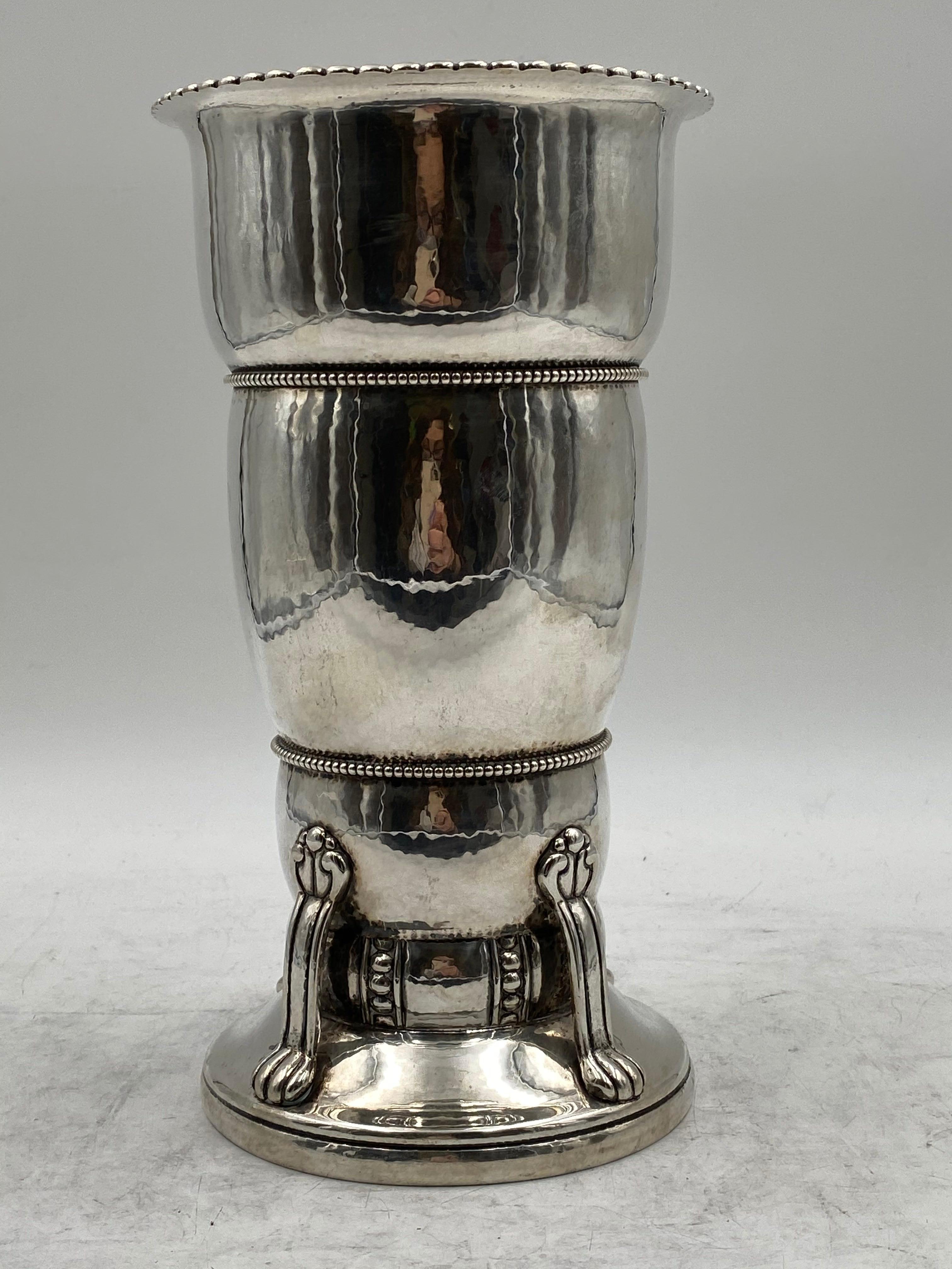 Vase danois en argent martelé à la main par C. Heise Bon état - En vente à New York, NY