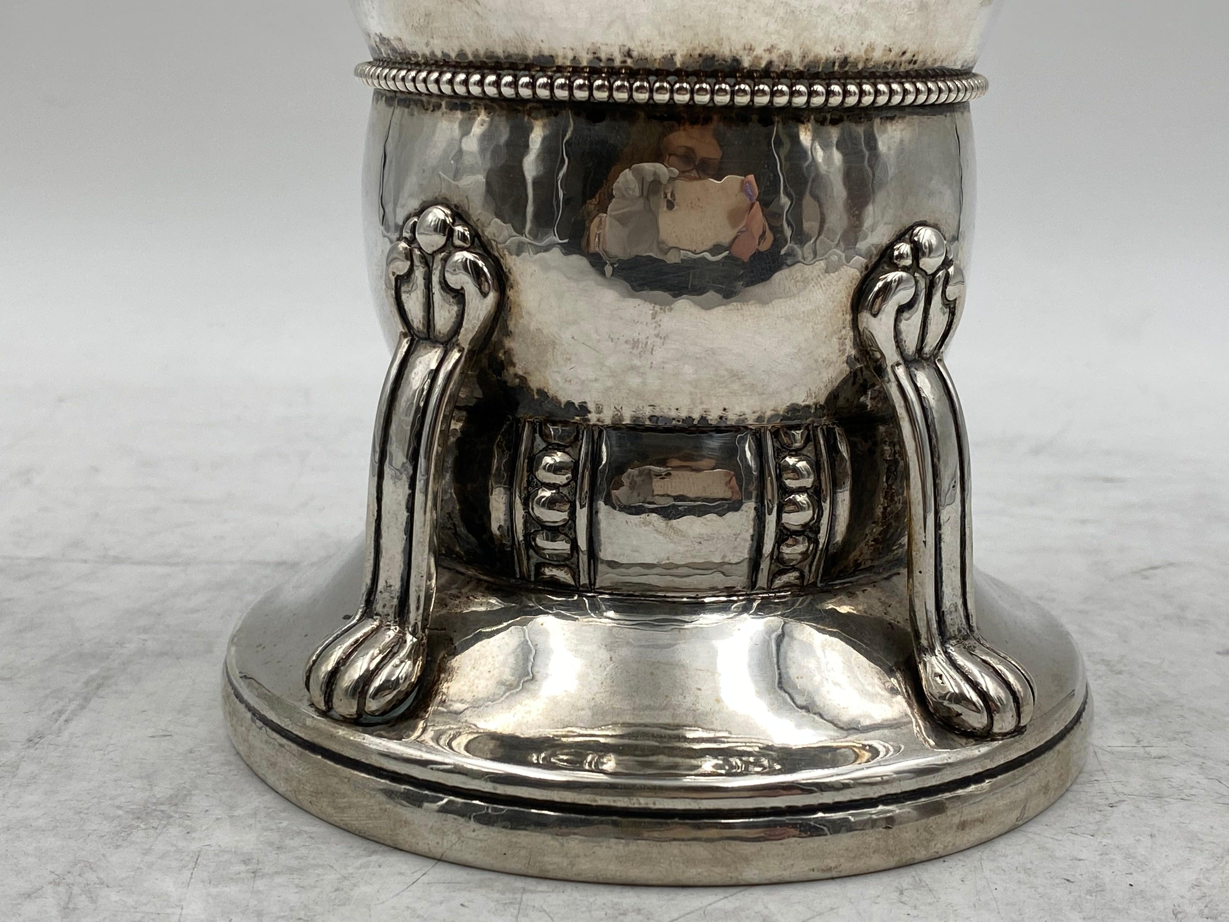 20ième siècle Vase danois en argent martelé à la main par C. Heise en vente