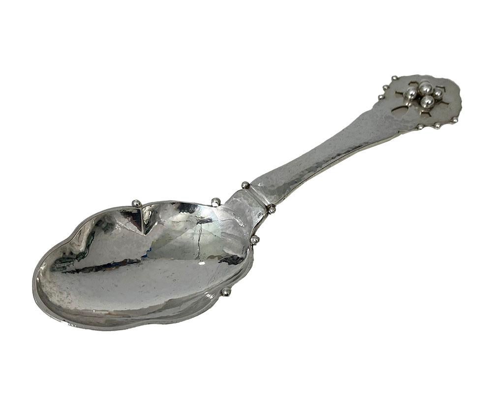 Cuchara de servir de plata danesa de Grann & Laglye, 1918

Cuchara danesa de plata para servir, de Grann & Laglye, fechada en 1918. La cuchara tiene un cuenco festoneado con bolas decorativas en el borde, luego el mango decorado con dos bolas y un