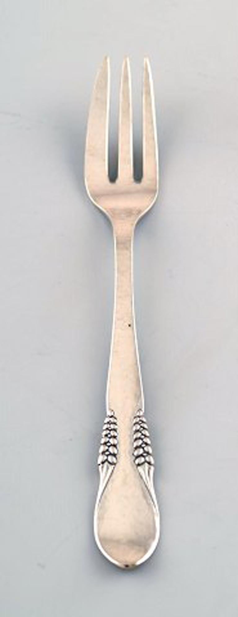 Dänisches Silber (0,830), sieben Kuchengabeln.
Gestempelt: CFH: Christian Fr. Heise. 1910-1920s.
In sehr gutem Zustand.
Maße: 14,5 cm.