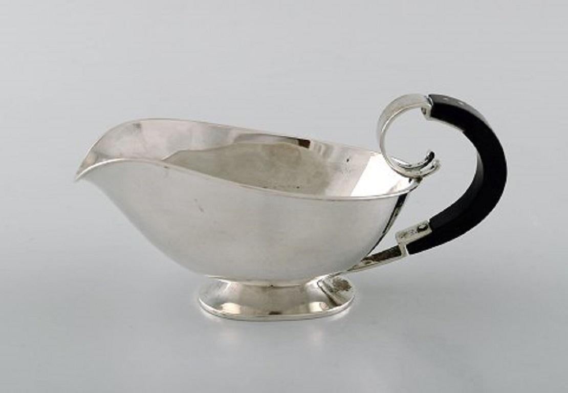 Danish silversmith. Art Deco sauce boat in silver 830 with ebony handle. Dated 1936.
Measures: 15.5 x 7.5 cm.
Stamped.
In very good condition.