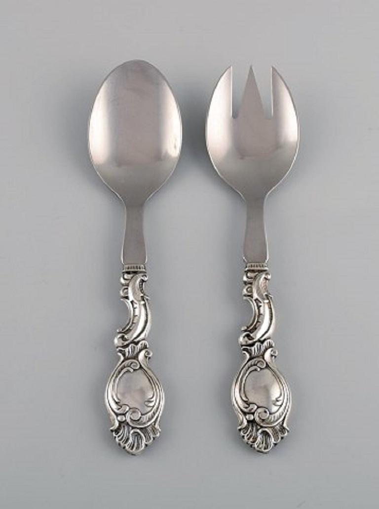 Danish silversmith. Five serving parts in silver. Rococo style, 1940s.
Largest measures: 20 cm.
Butter knife length: 15.3 cm.
In excellent condition.
Stamped.