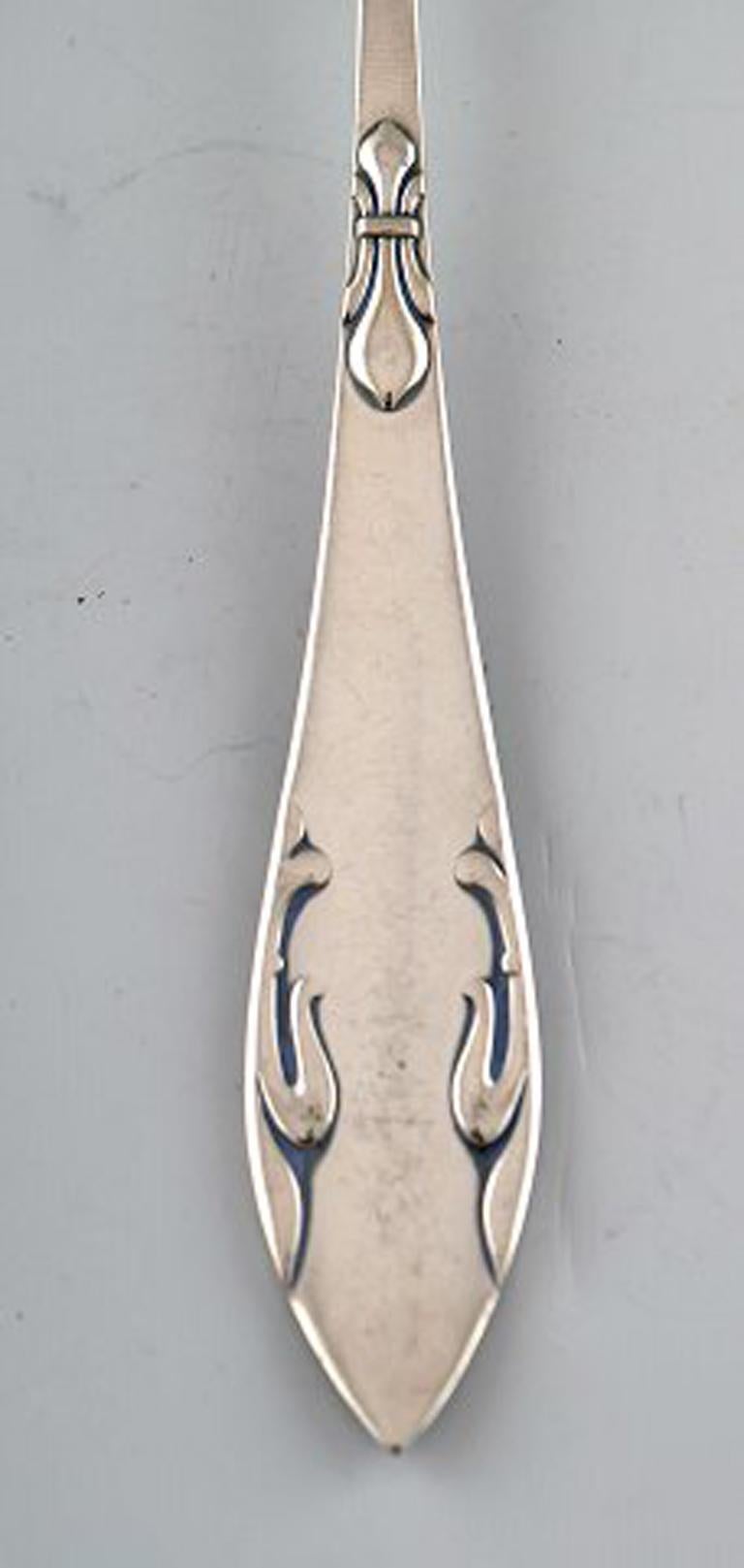 Danish silversmith. Fork in silver. 1940s. Ten pieces in stock.
Stamped.
In very good condition.
Measures: 17.5 cm.