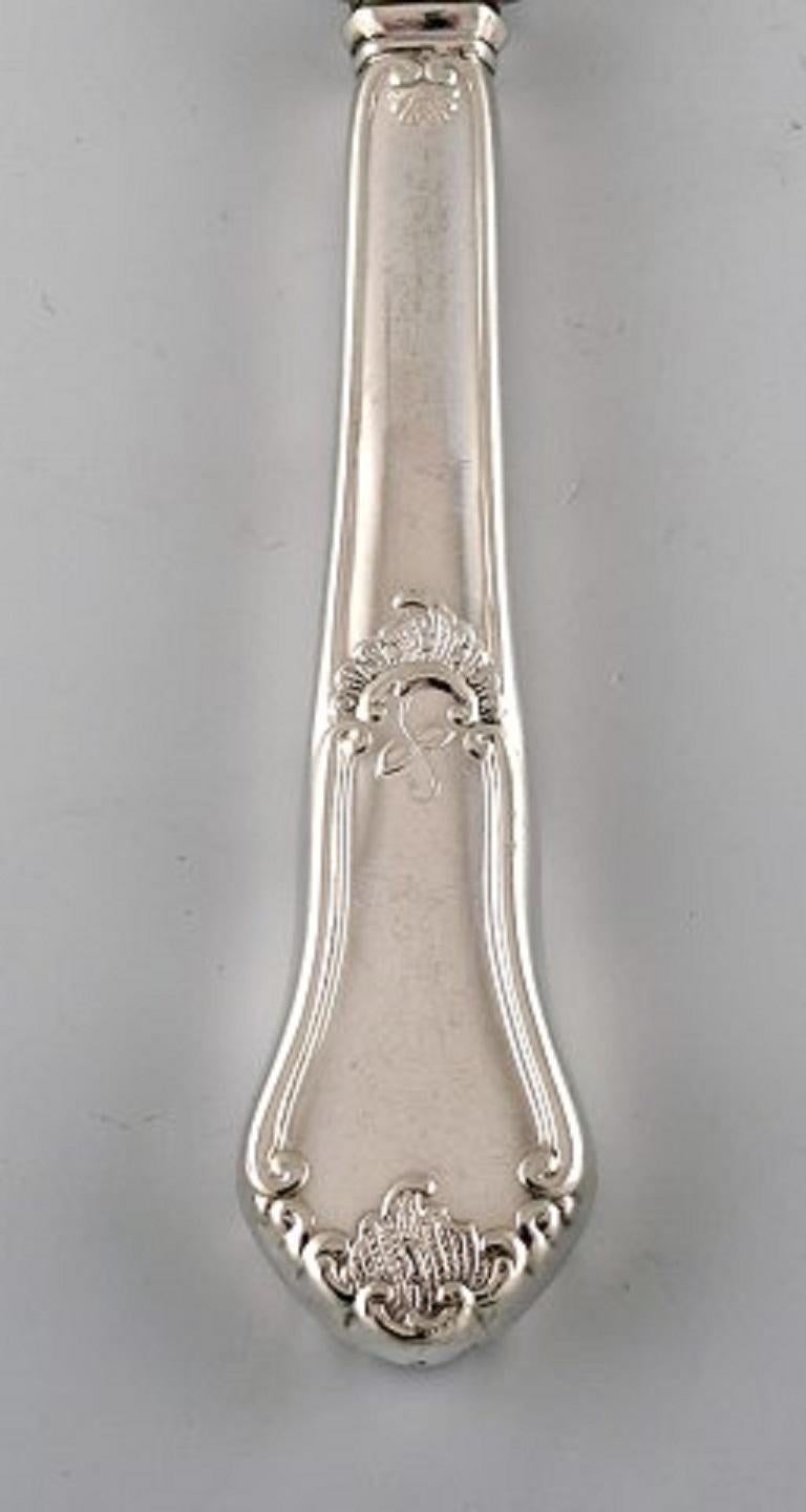 Danish silversmith, Rosenholm cake knife in silver, 1950.
In very good condition.
Measures: 23 cm.
Stamped: SJ and three towers.