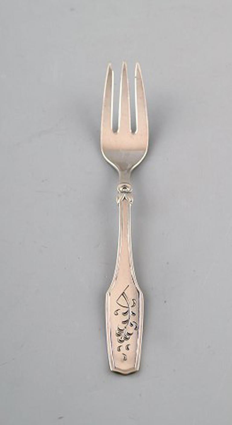 Danish silversmith. Set of 4 cake forks in silver. 1930.
Stamped.
In very good condition.
Measures: 14 cm.