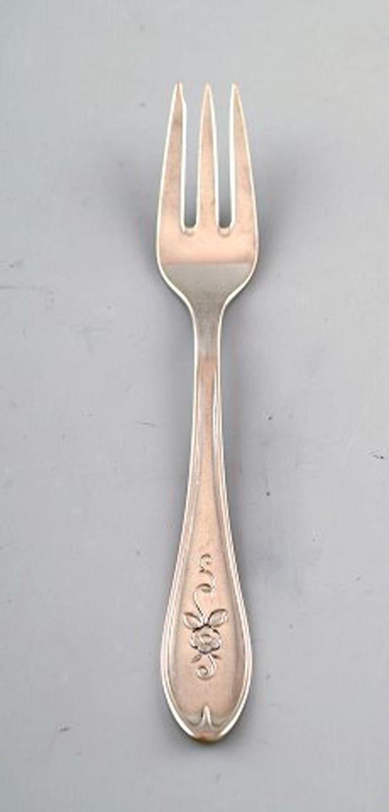 Danish silversmith. Set of 4 cake forks in silver, 1930.
Stamped.
In very good condition.
Measures: 14 cm.