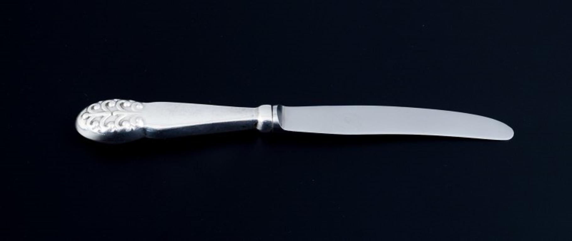 Orfèvre danois, un ensemble de douze couteaux à fruits.
Danois 830 argent.
Les années 1930-1940.
Parfait état.
Marqué.
Marque de fabrique : C.A.S. / CS & S
Dimensions : L 17.0 cm.