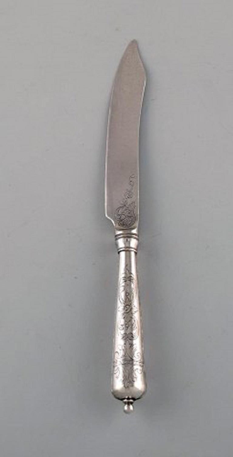 Danish silversmith. Six antique knives in silver 830, with flower chisels. Dated 1918.
Measures: Length 18.5 cm.
In very good condition.
Stamped.

 