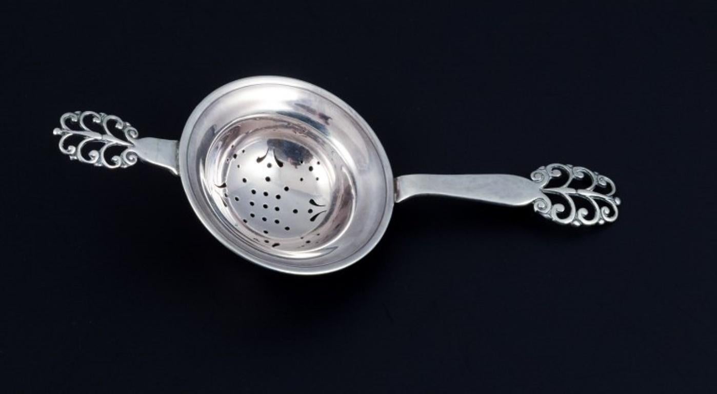 Danish Silversmith, Tea Strainer, Danish 830 Silver, 1930/40s In Excellent Condition For Sale In Copenhagen, DK