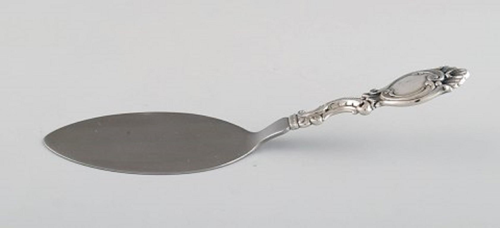 Dänischer Silberschmied. Drei Portionsteile aus Silber. Rokoko-Stil, 1940er Jahre.
Größte Maße: 22.5 cm.
In ausgezeichnetem Zustand.
Gestempelt.