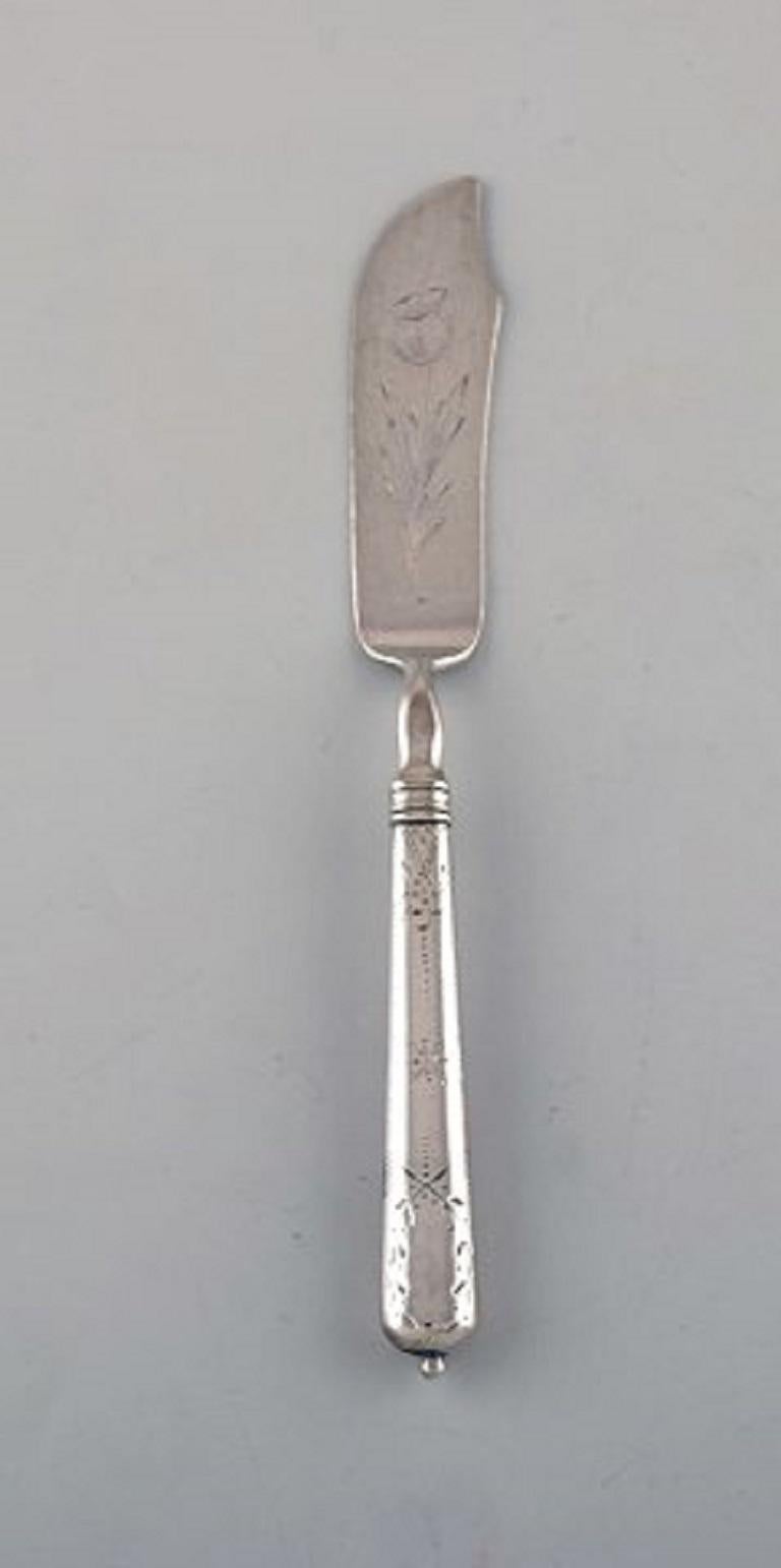 Danish silversmith. Two antique fish knives in silver 830, with flower chisels. Dated 1918.
Measure: Length 18.2 cm.
In very good condition.
Stamped.



 