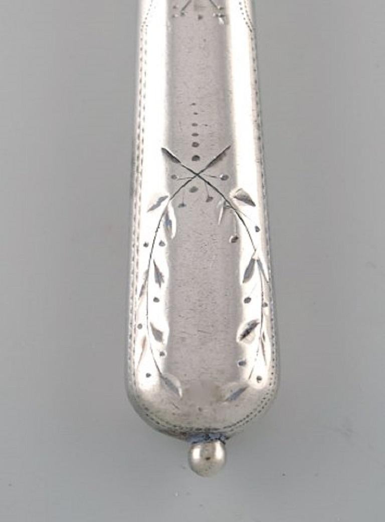 Orfèvre danois, deux couteaux à poisson anciens en argent 830, avec ciseaux à fleurs Bon état - En vente à Copenhagen, DK