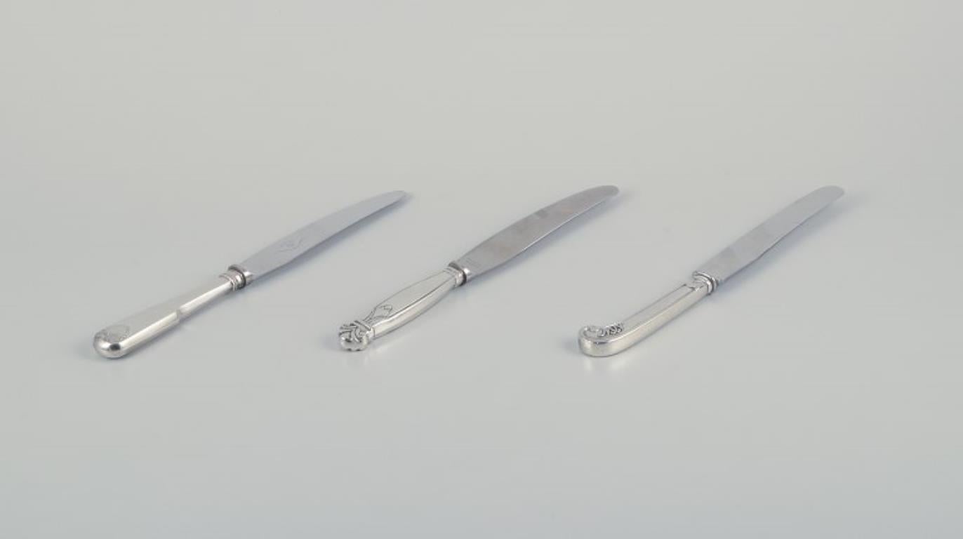 Les orfèvres danois. Trois longs couteaux de table en argent 830. Style Art déco. Lames en acier inoxydable.
1930s.
L'un des couteaux est orné d'un motif de moule.
Divers poinçons danois en argent, dont KBS.
Elle est en excellent état.
Dimensions :