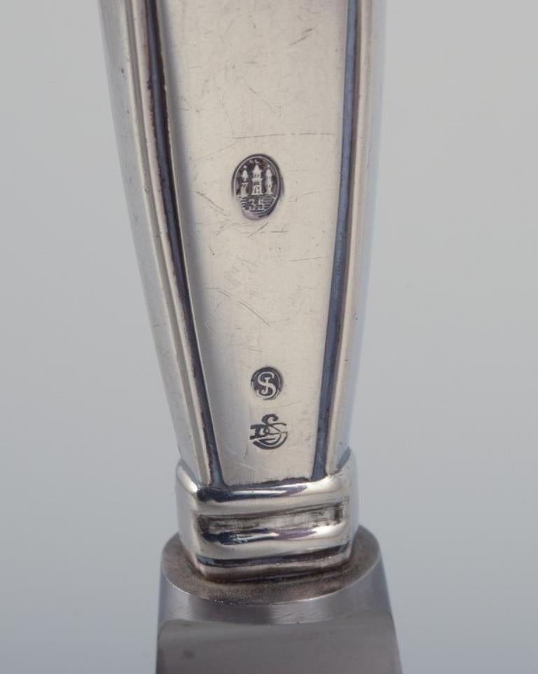 Les orfèvres danois. Trois longs couteaux de table en argent 830. Style Art déco. en vente 3
