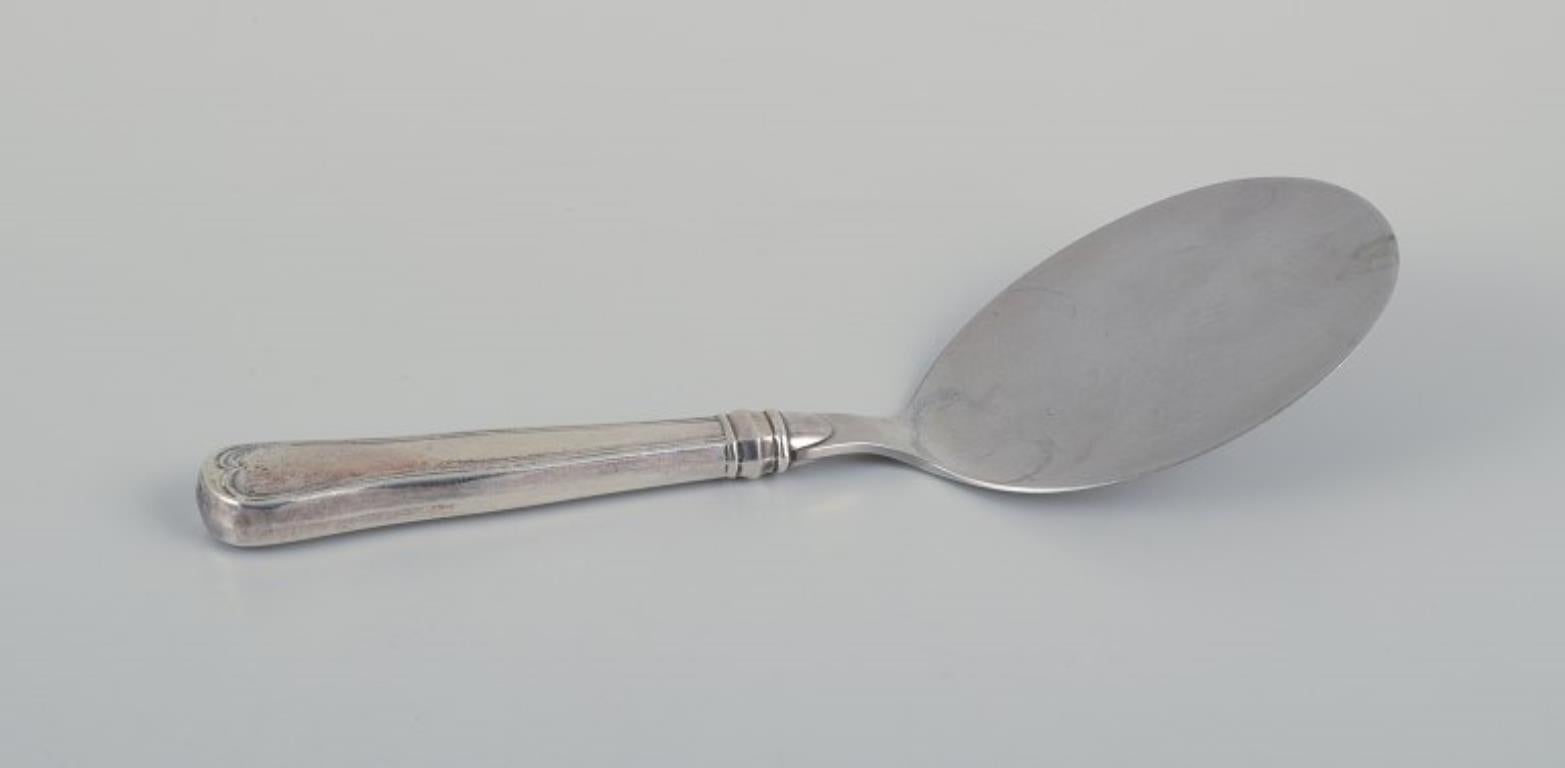 Argentieri danesi. Due vanghe da portata in argento 830 e acciaio inossidabile.
1940s.
Contrassegnato.
In ottime condizioni.
Più lungo: 19,0 cm.