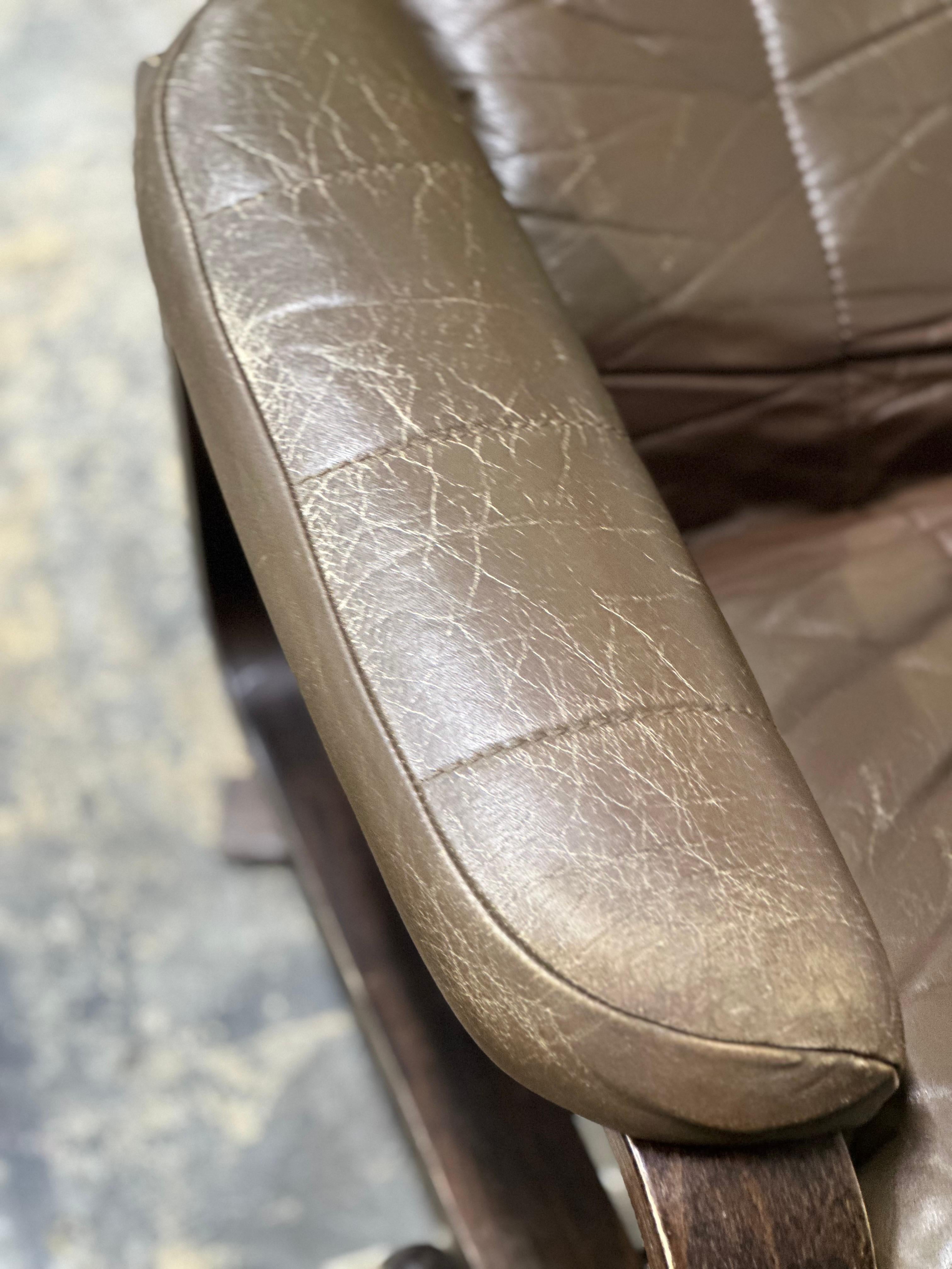 Reclining leather lounge chair and ottoman in excellent vintage condition with minor age-consistent wear. 

Ottoman measurements:
Approximately 16.5