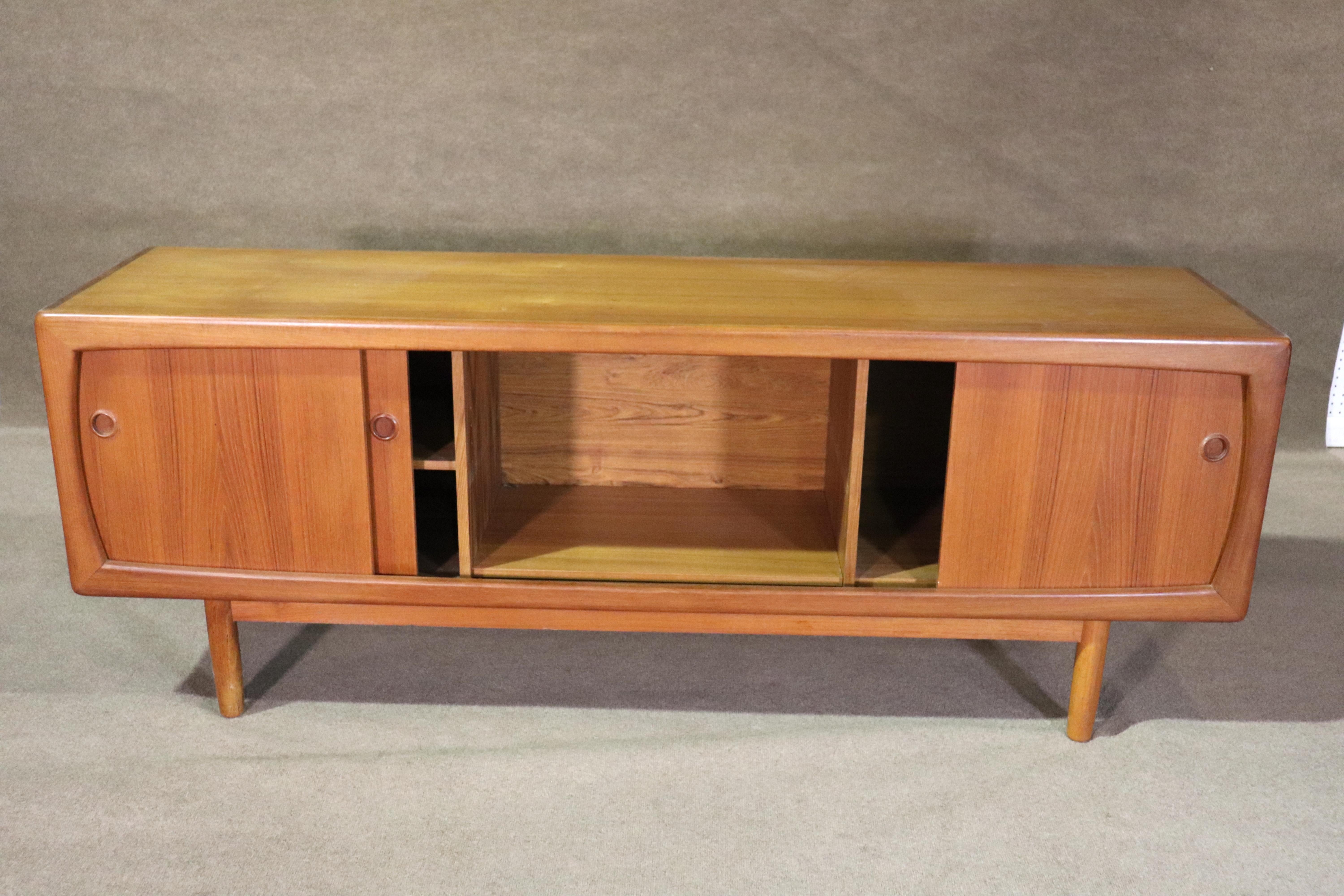 Aparador danés de puertas correderas de Dyrlund Moderno de mediados de siglo en venta