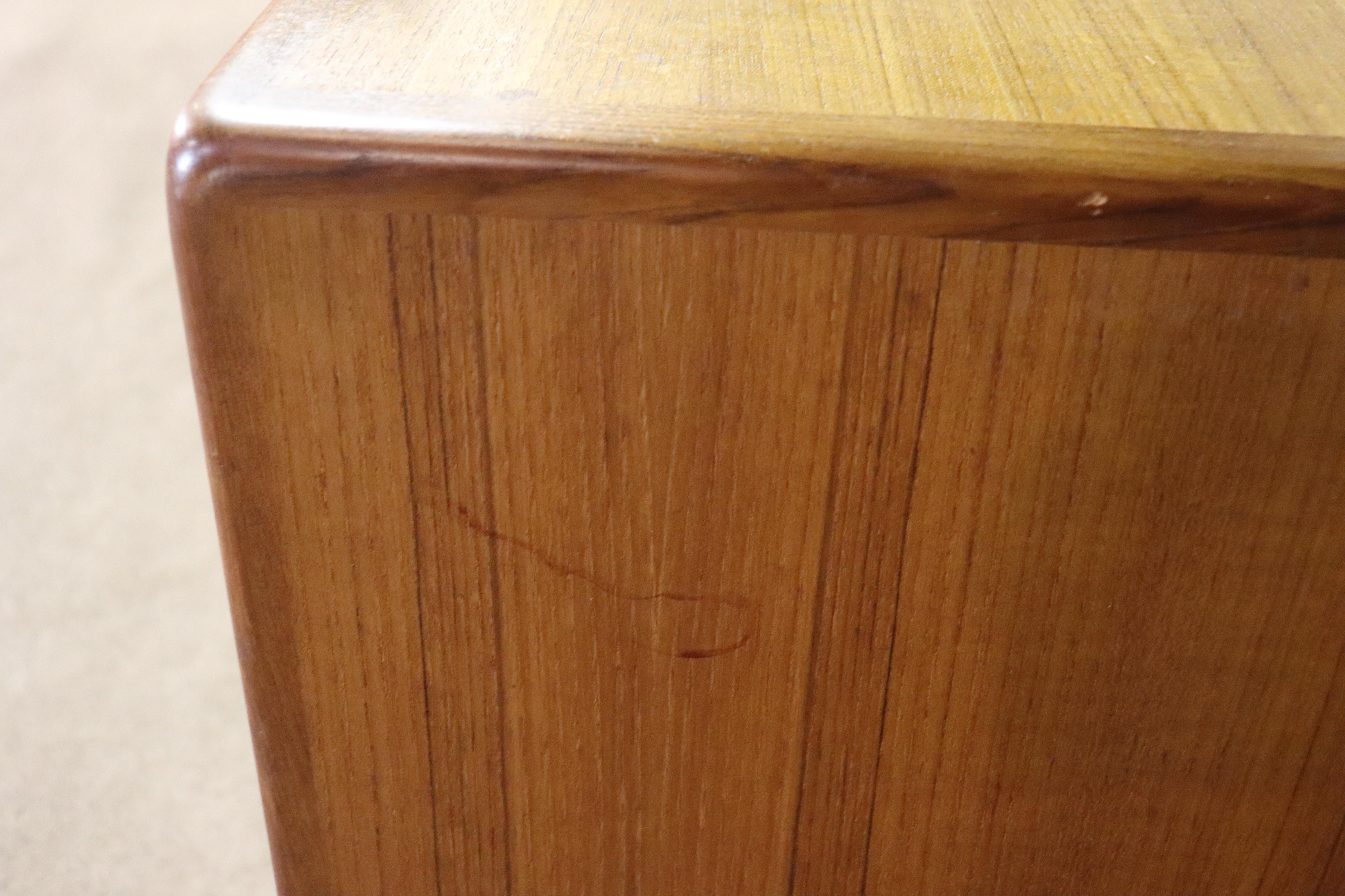 Aparador danés de puertas correderas de Dyrlund Teca en venta