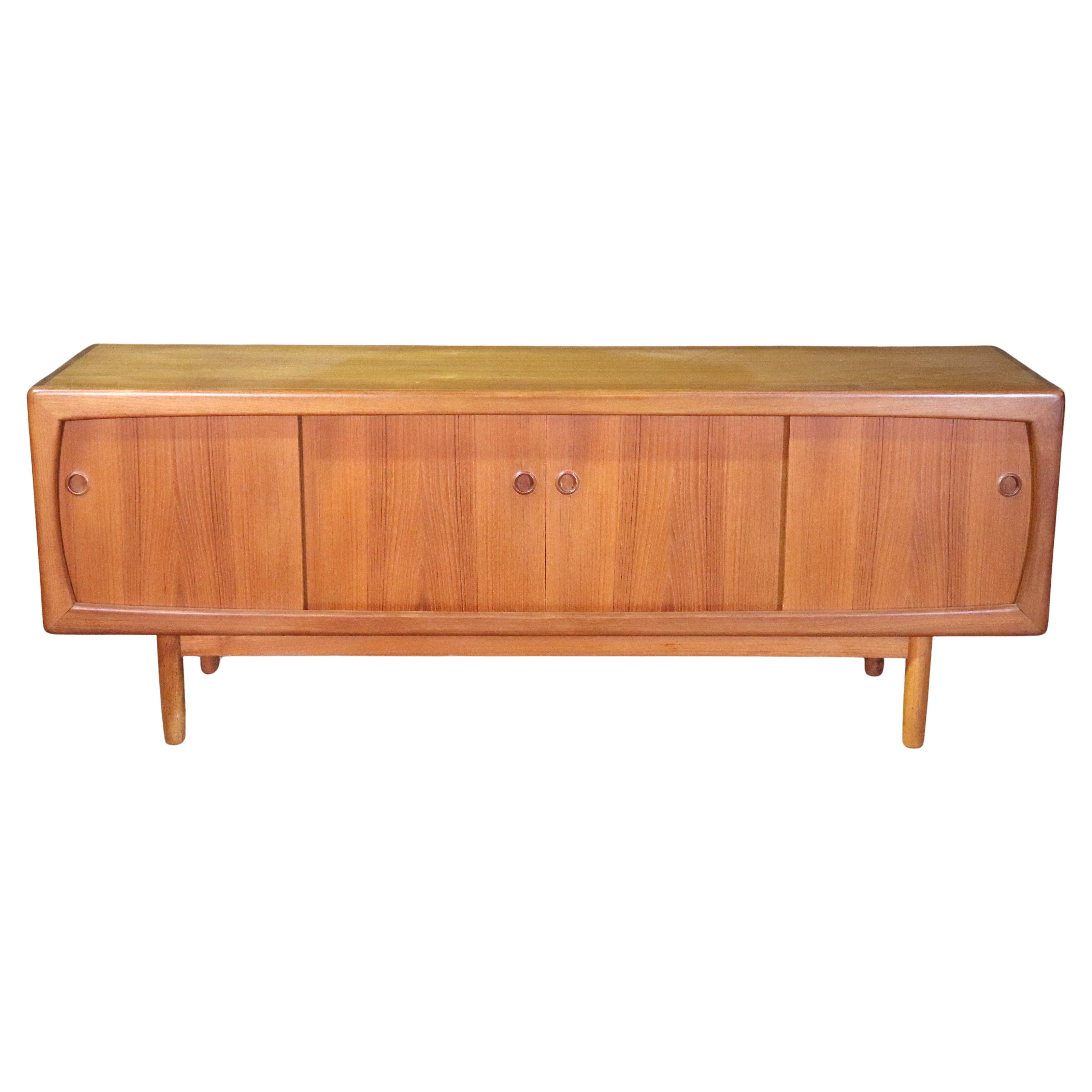 Aparador danés de puertas correderas de Dyrlund en venta