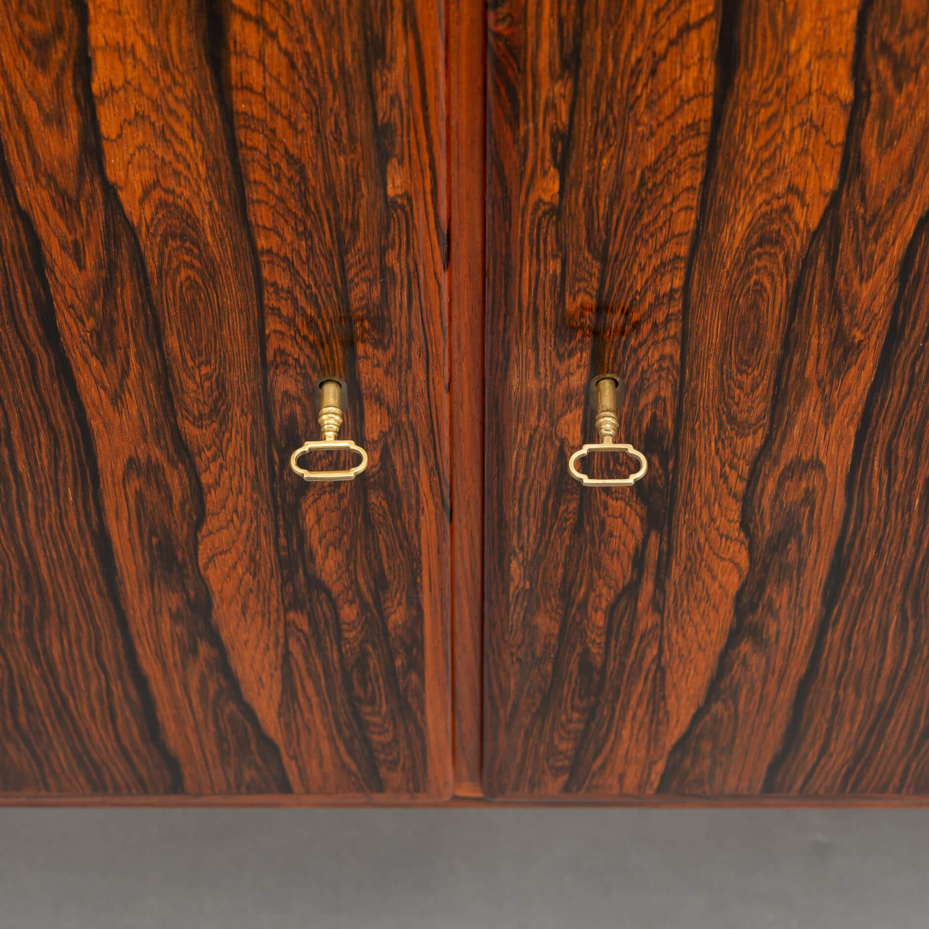 Petit buffet danois en bois de rose par Carlo Jensen pour Hundevad & Co, années 1960 en vente 2