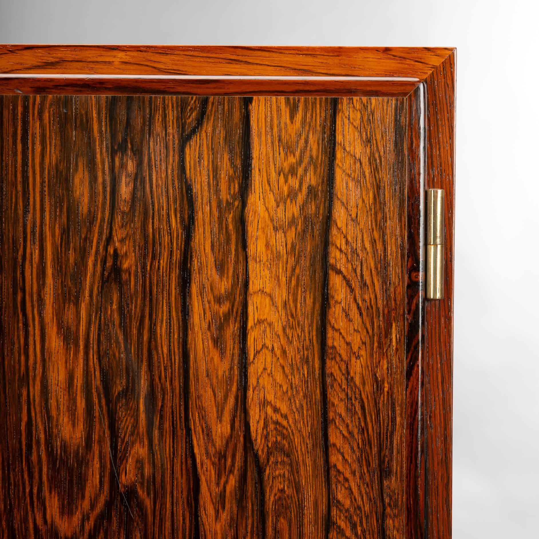 Petit buffet danois en bois de rose par Carlo Jensen pour Hundevad & Co, années 1960 en vente 3
