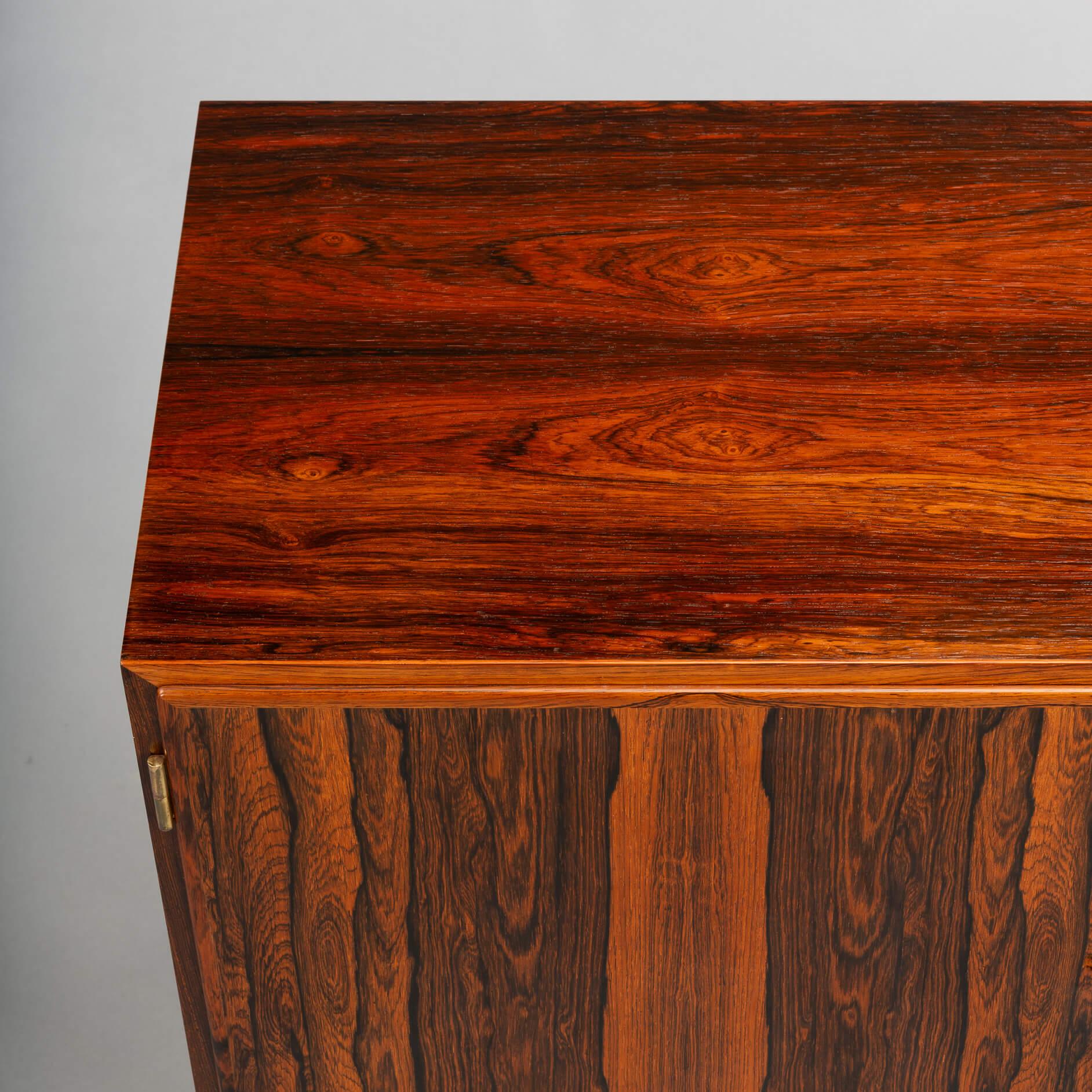Petit buffet danois en bois de rose par Carlo Jensen pour Hundevad & Co, années 1960 en vente 7