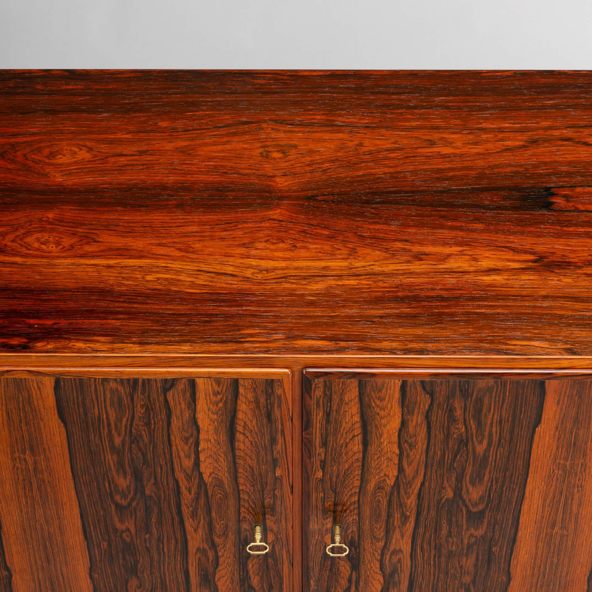 Petit buffet danois en bois de rose par Carlo Jensen pour Hundevad & Co, années 1960 en vente 8