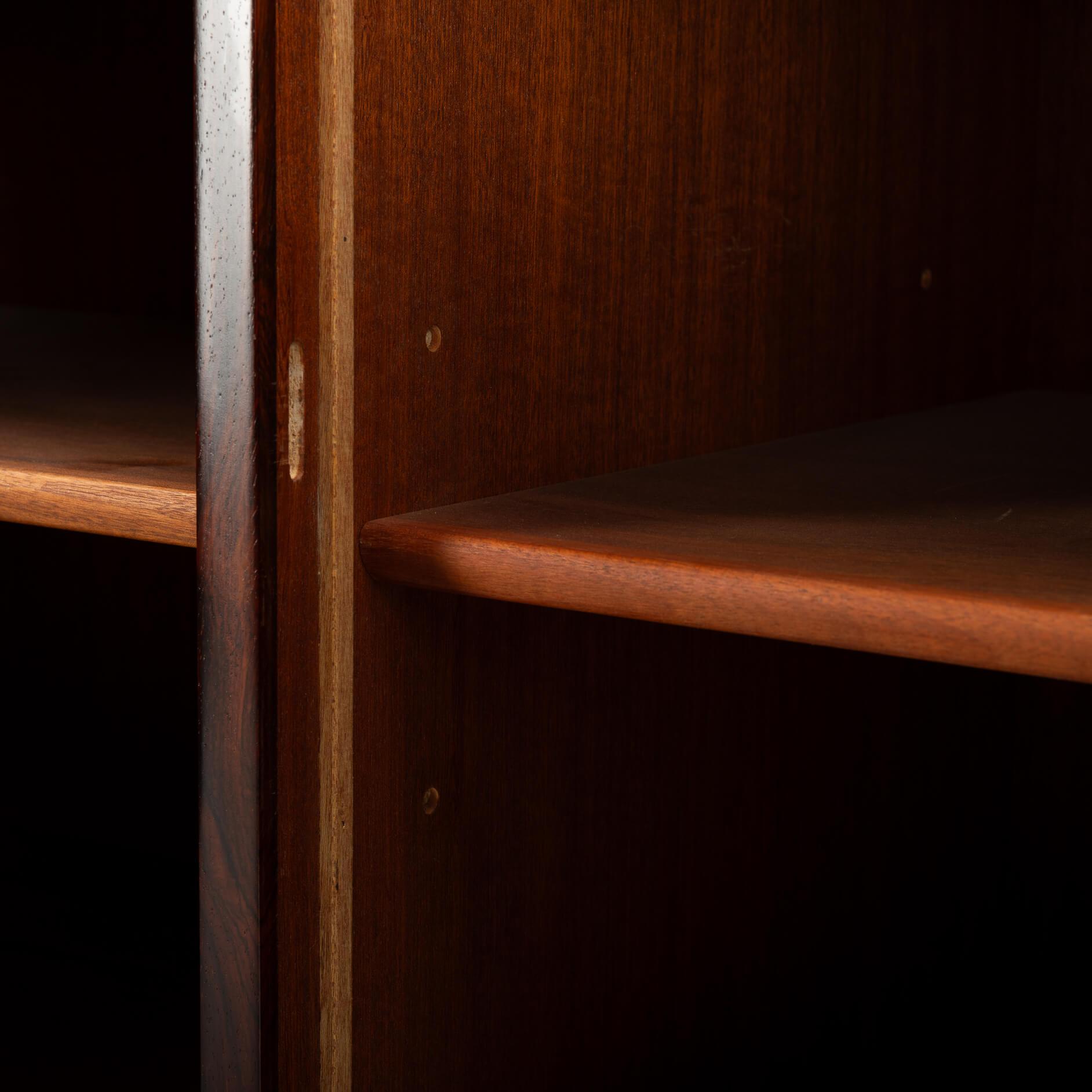 Petit buffet danois en bois de rose par Carlo Jensen pour Hundevad & Co, années 1960 en vente 10
