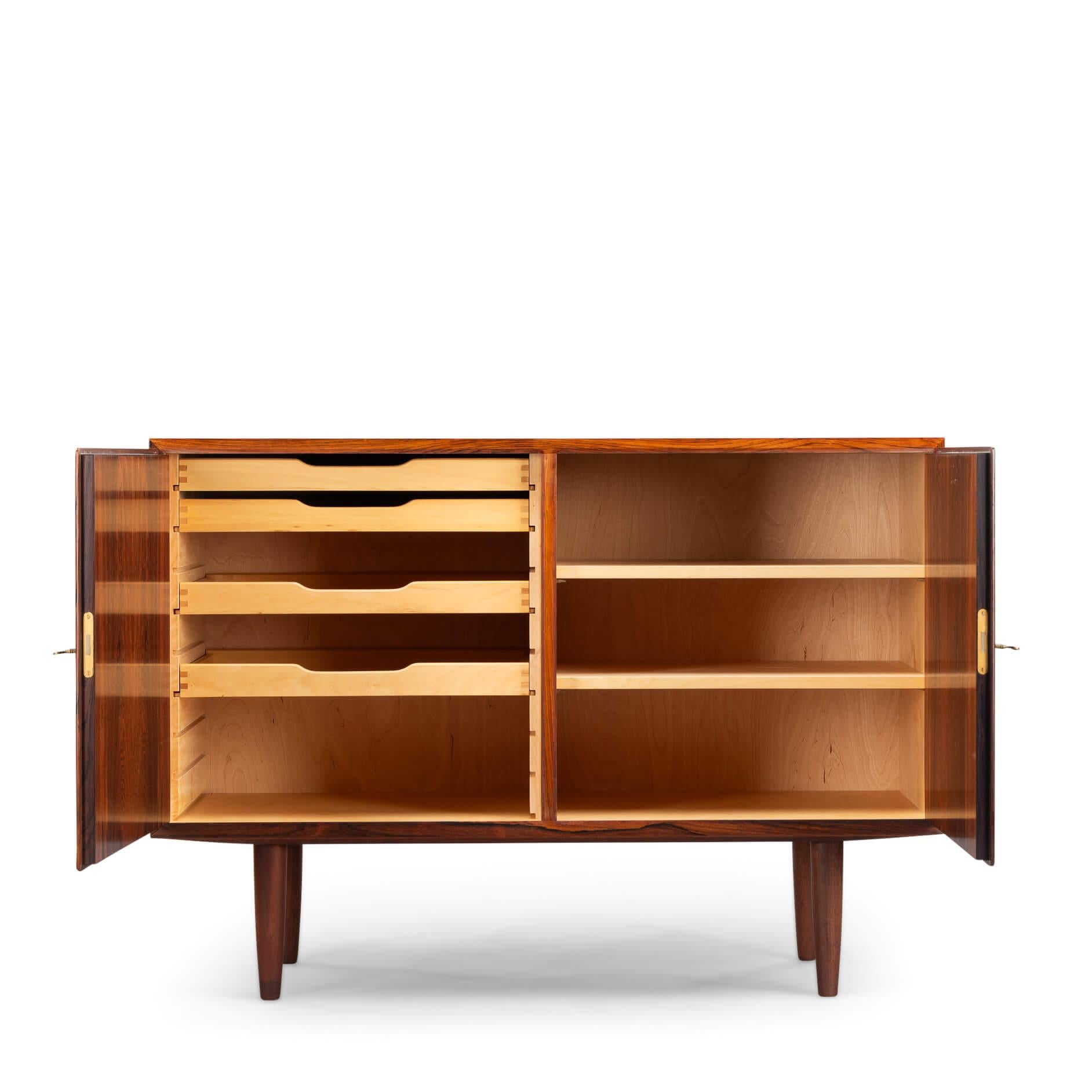Buffet design Deens
Le bois de rose, c'est pour tout le monde ! Ce buffet de taille moyenne se distingue par l'impression et la couleur du placage de bois de rose. Il attirera tous les regards dans un intérieur moderne et lumineux. 

Coffre fabriqué