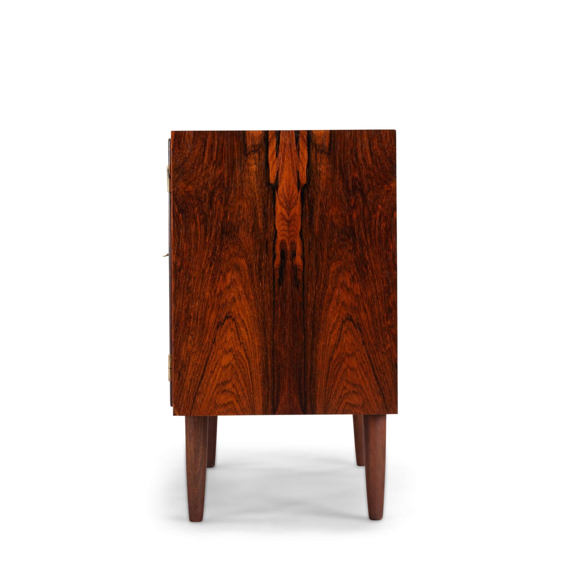 Mid-Century Modern Petit buffet danois en bois de rose par Carlo Jensen pour Hundevad & Co, années 1960 en vente