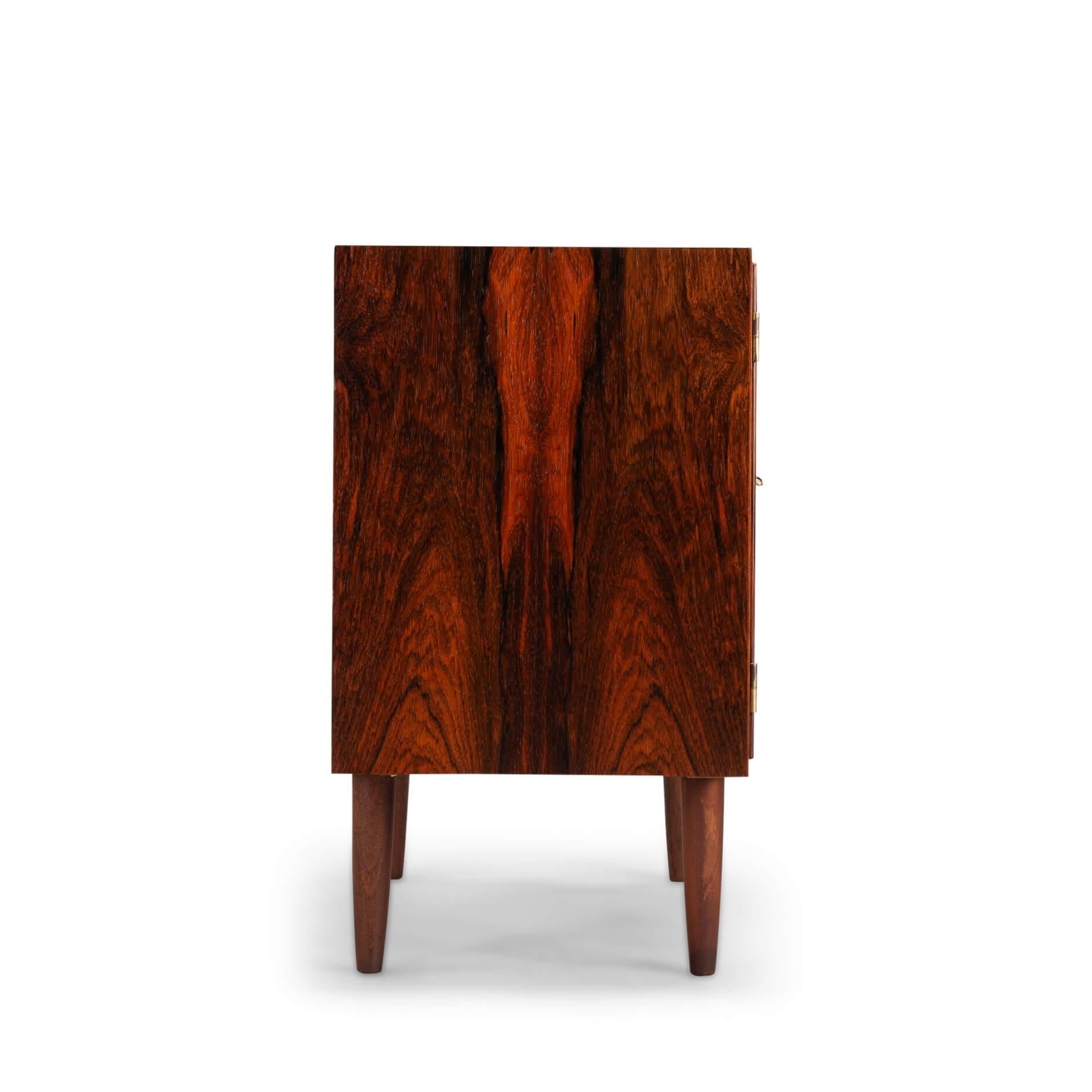 Danois Petit buffet danois en bois de rose par Carlo Jensen pour Hundevad & Co, années 1960 en vente