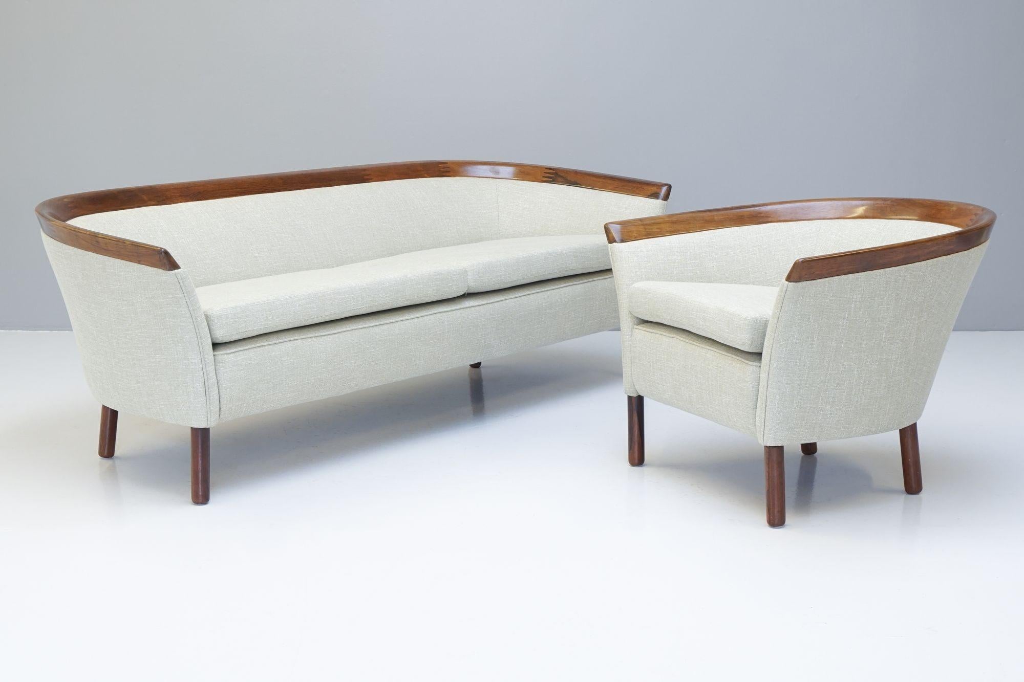 Ensemble canapé et chaise danois du milieu du siècle, avec dossiers et pieds en bois de rose poli, nouvellement tapissés.