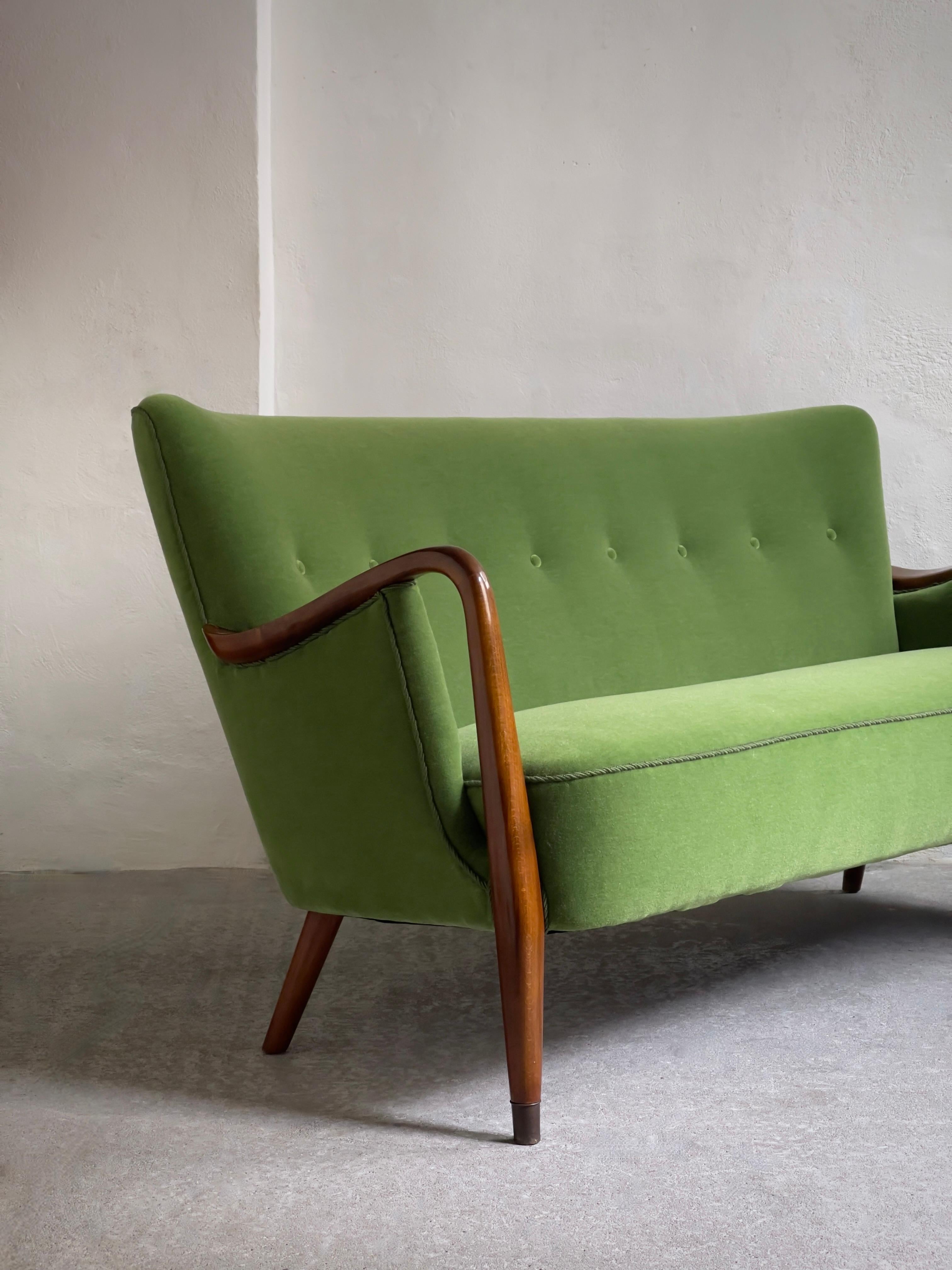 Sofá y sillón daneses de los años 40 retapizados en mohair verde de primera calidad. en venta 1