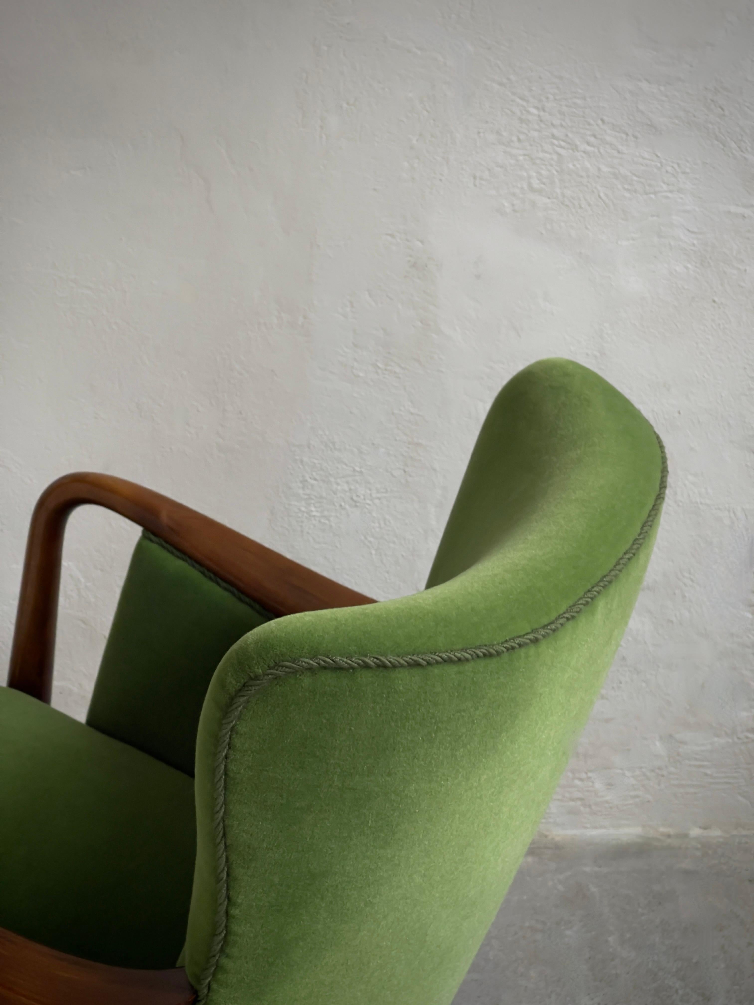 Sofá y sillón daneses de los años 40 retapizados en mohair verde de primera calidad. en venta 5