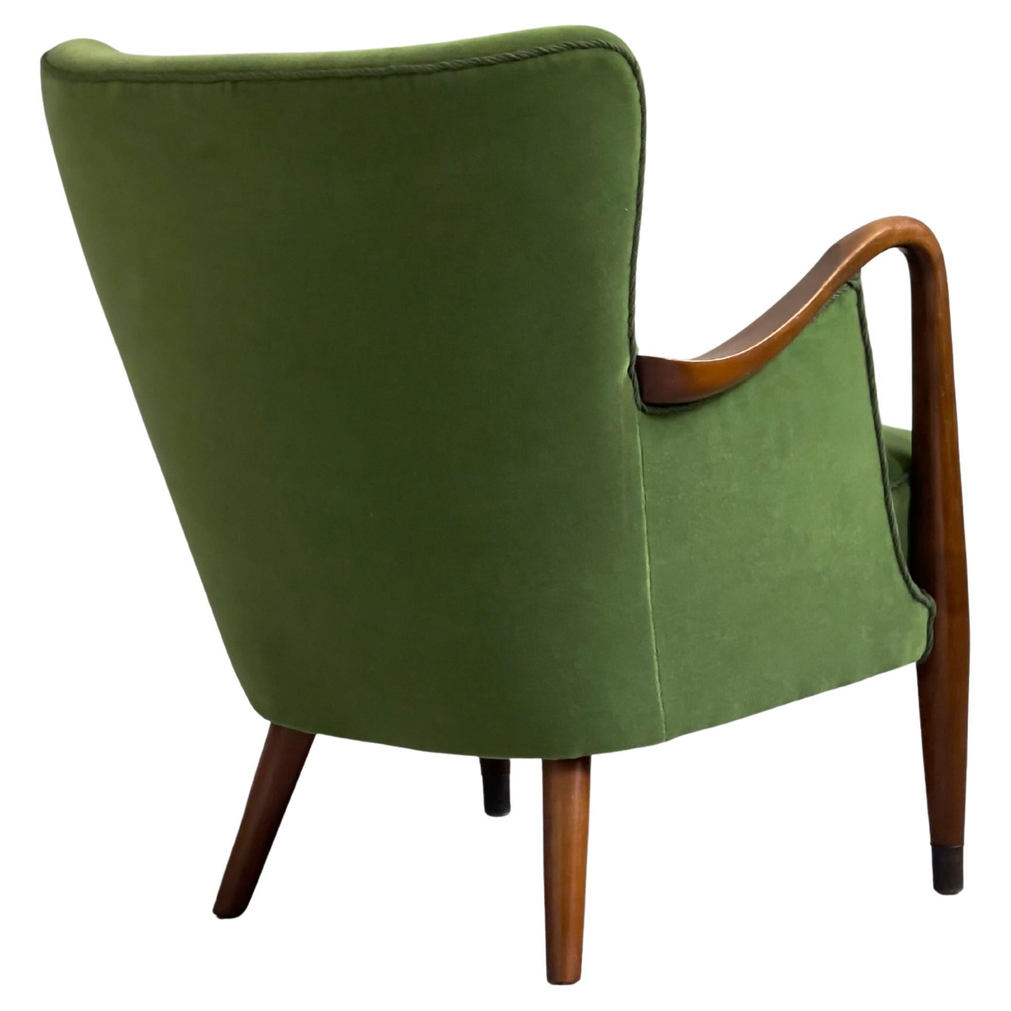 Este excepcional sofá y sillón danés de los años 40, fabricado por Slagelse Møbelværk, es un ejemplo de la refinada artesanía y la elegancia atemporal del diseño moderno danés de los primeros años. Creado por hábiles ebanistas, el conjunto refleja
