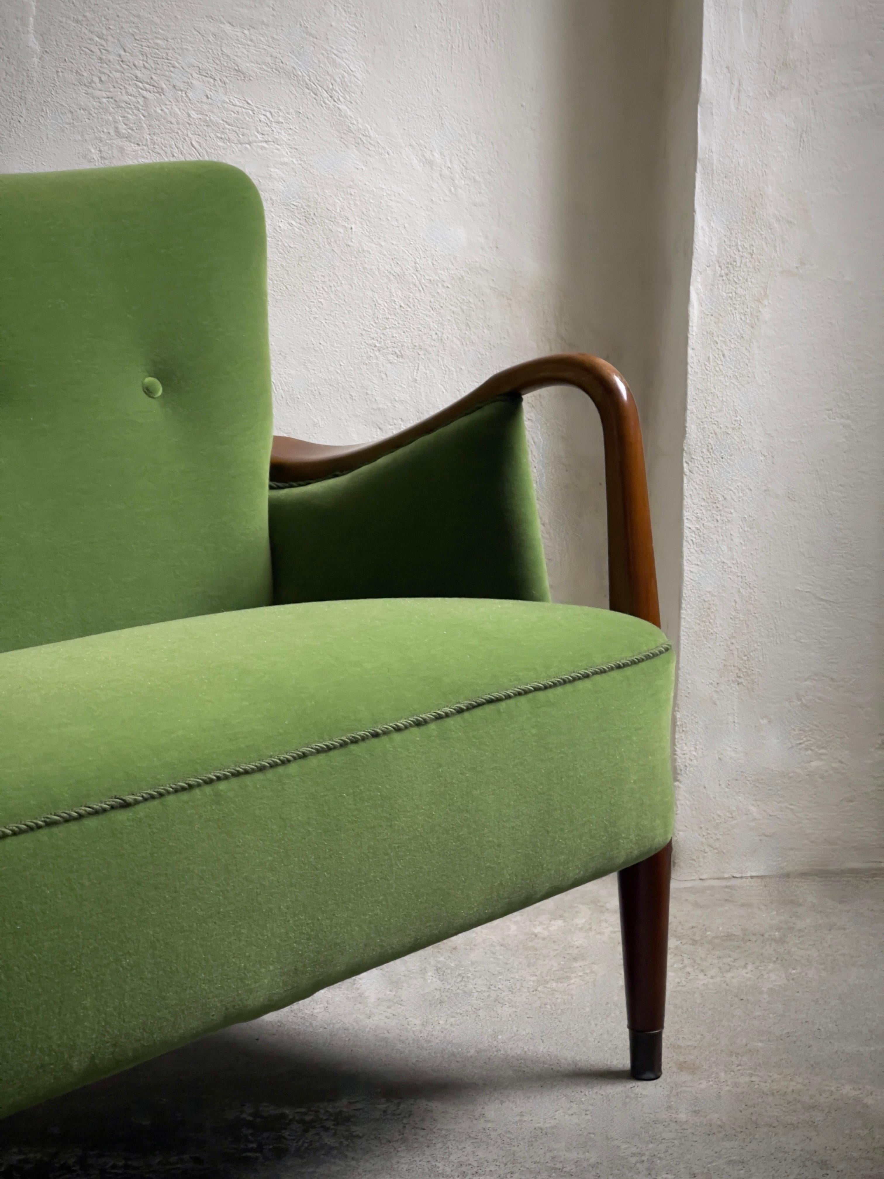 Sofá y sillón daneses de los años 40 retapizados en mohair verde de primera calidad. Hecho a mano en venta
