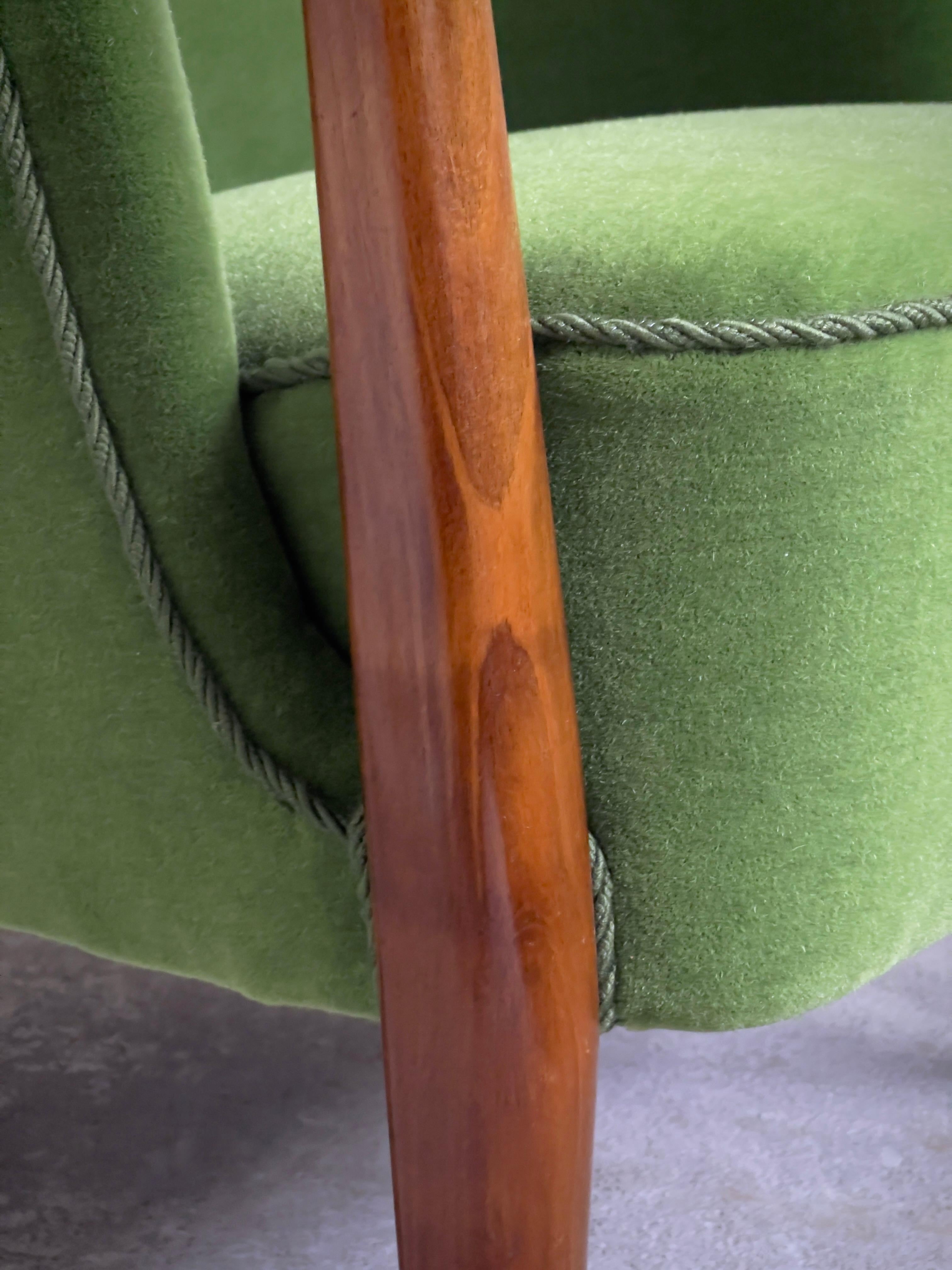 Sofá y sillón daneses de los años 40 retapizados en mohair verde de primera calidad. en Bueno estado para la venta en København K, 84