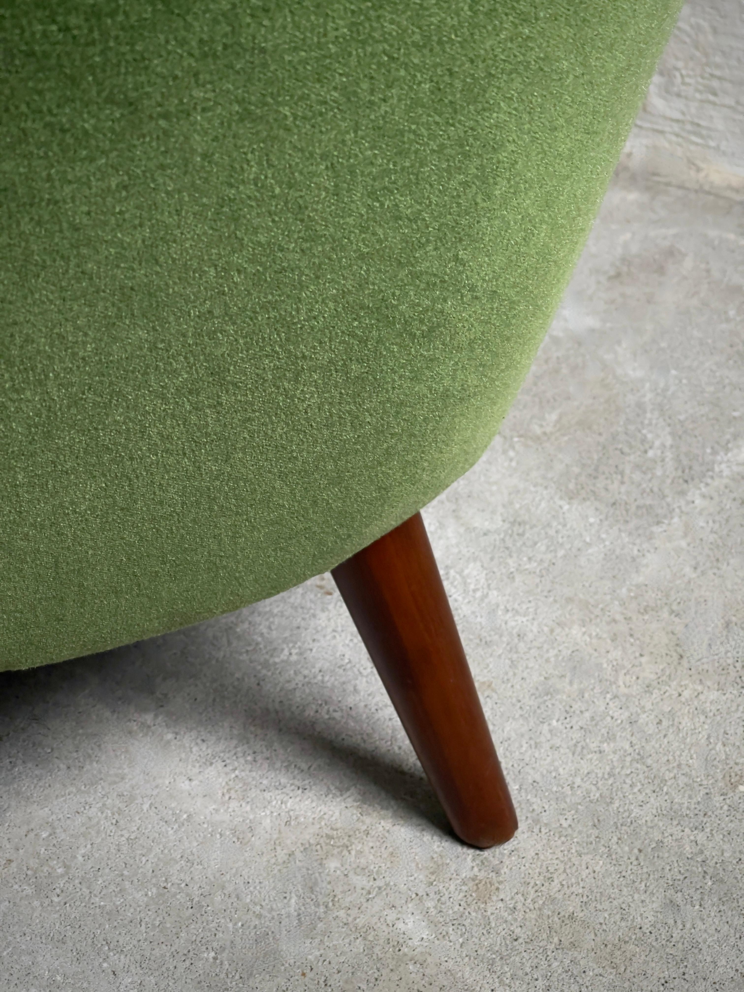 Sofá y sillón daneses de los años 40 retapizados en mohair verde de primera calidad. mediados del siglo XX en venta