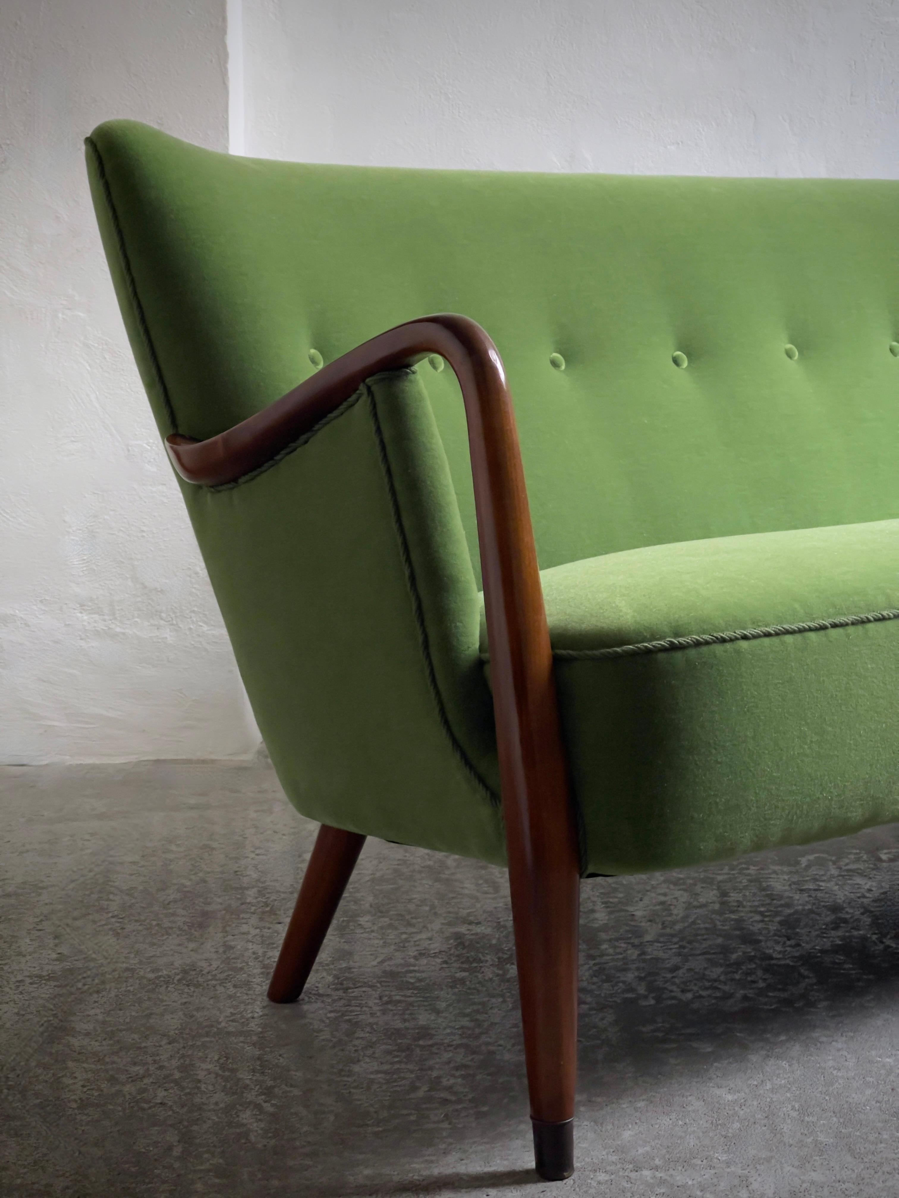 Sofá y sillón daneses de los años 40 retapizados en mohair verde de primera calidad. Mohair en venta