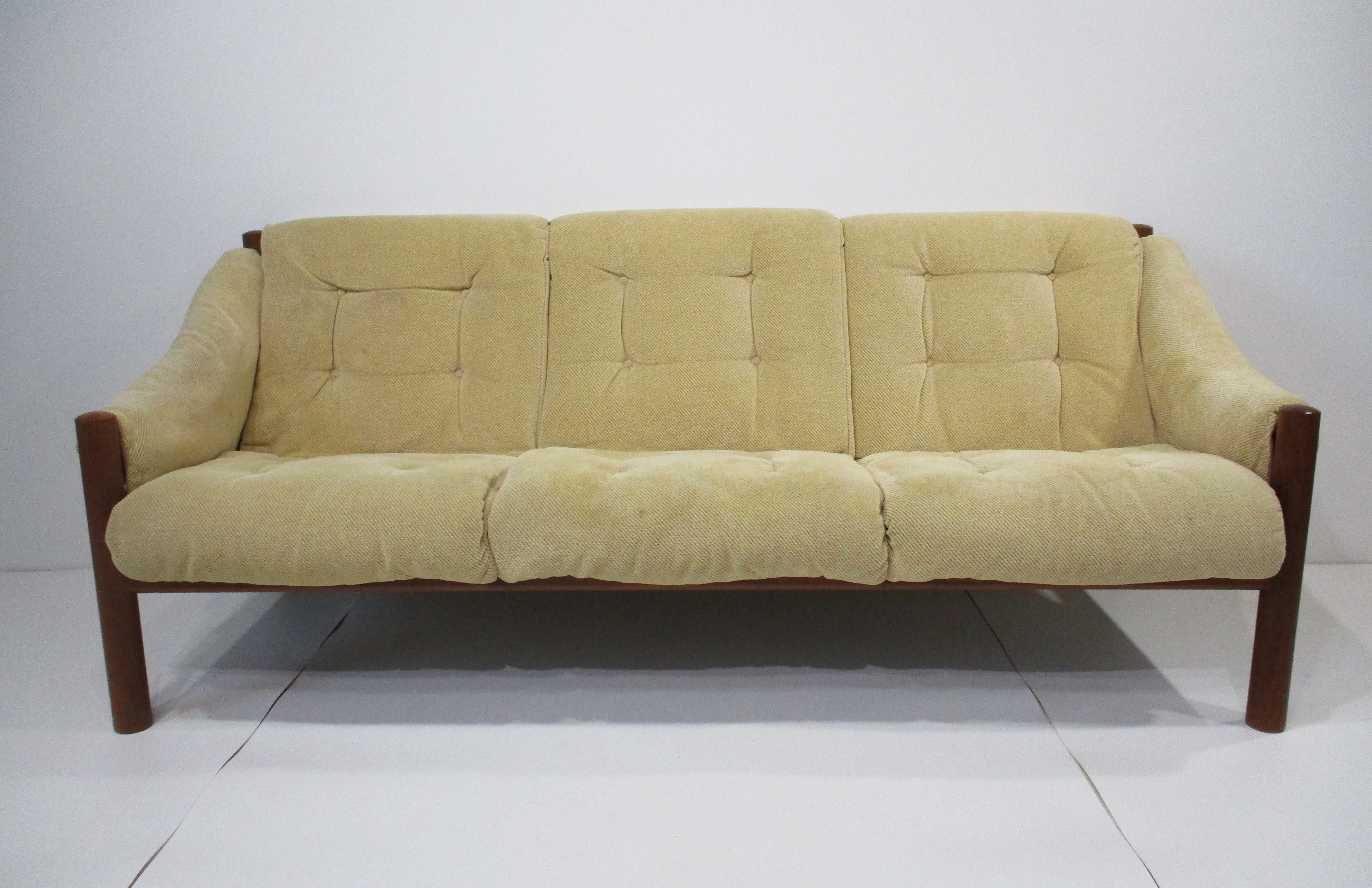 Canapé danois de très bonne facture en tissu chenille doux à motifs diagonaux de velours côtelé de couleur beige moyen. La pièce repose sur un cadre et des pieds en bois de teck massif, ce qui en fait un canapé robuste et très confortable avec un