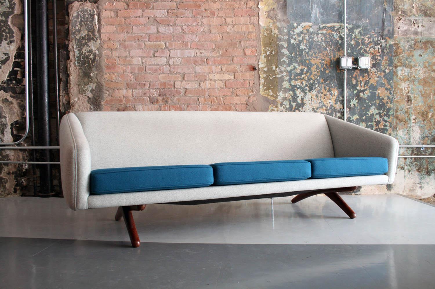 Beautiful iconic design.

Perfect condition.
Reupholstered in two-tone felt fabric.