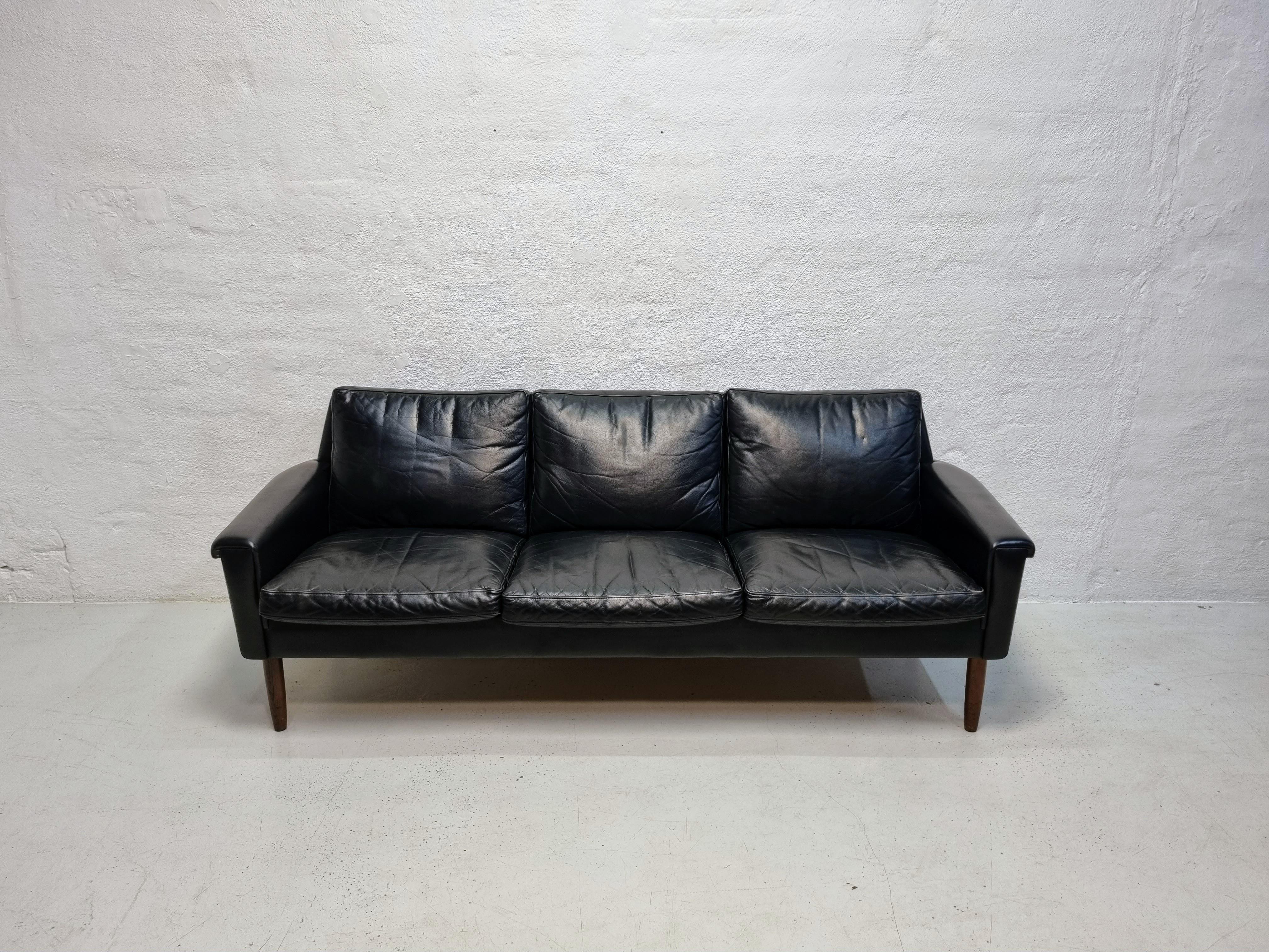Black leather sofa on rosewood legs, 3 seater.
The sofa is attributed to Georg Thams and produced by Vejen møbelfabrik.
A nice and stylish sofa with very good sitting comfort.