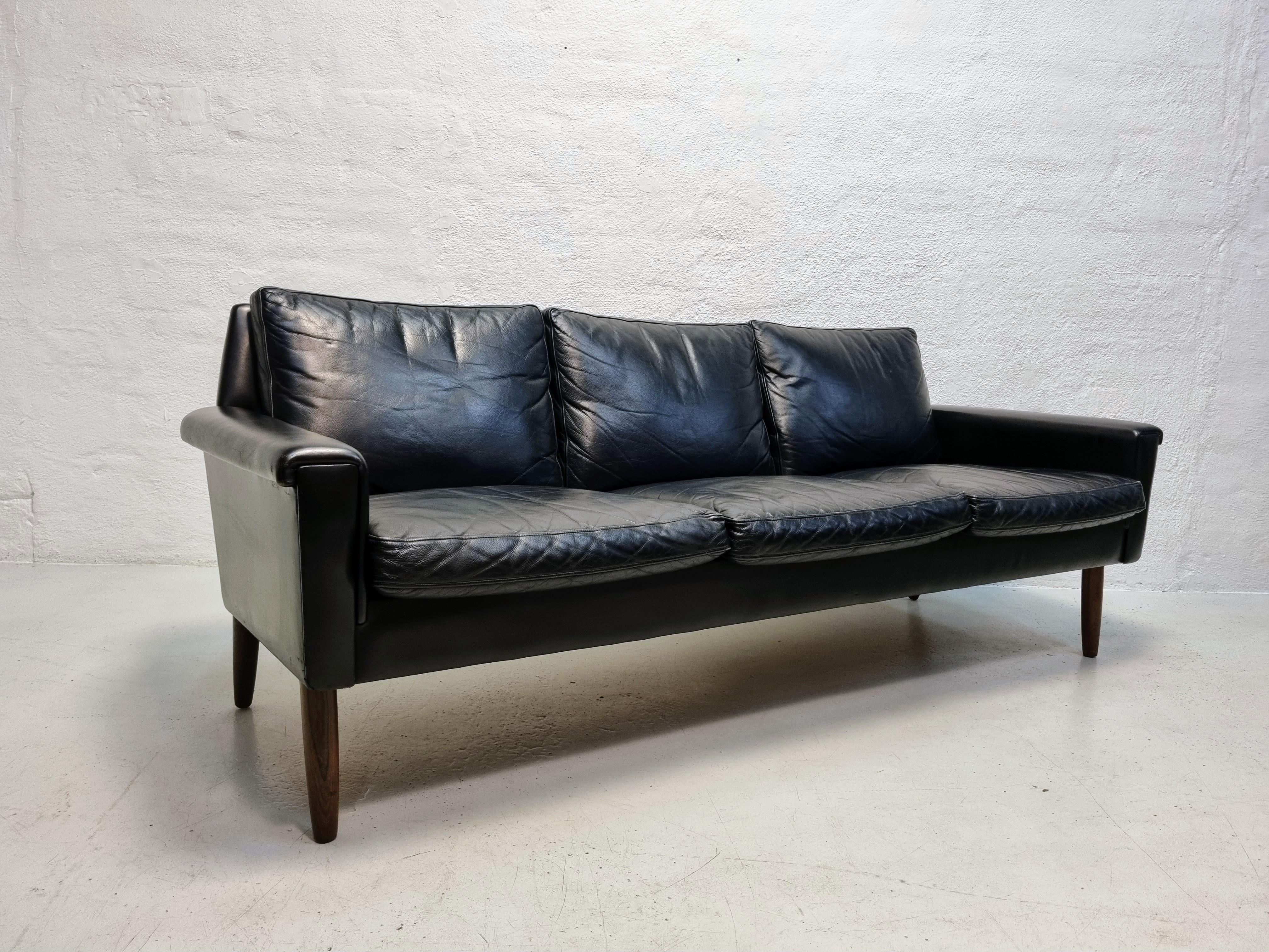 Dänisches Sofa aus schwarzem Leder  (Moderne der Mitte des Jahrhunderts) im Angebot
