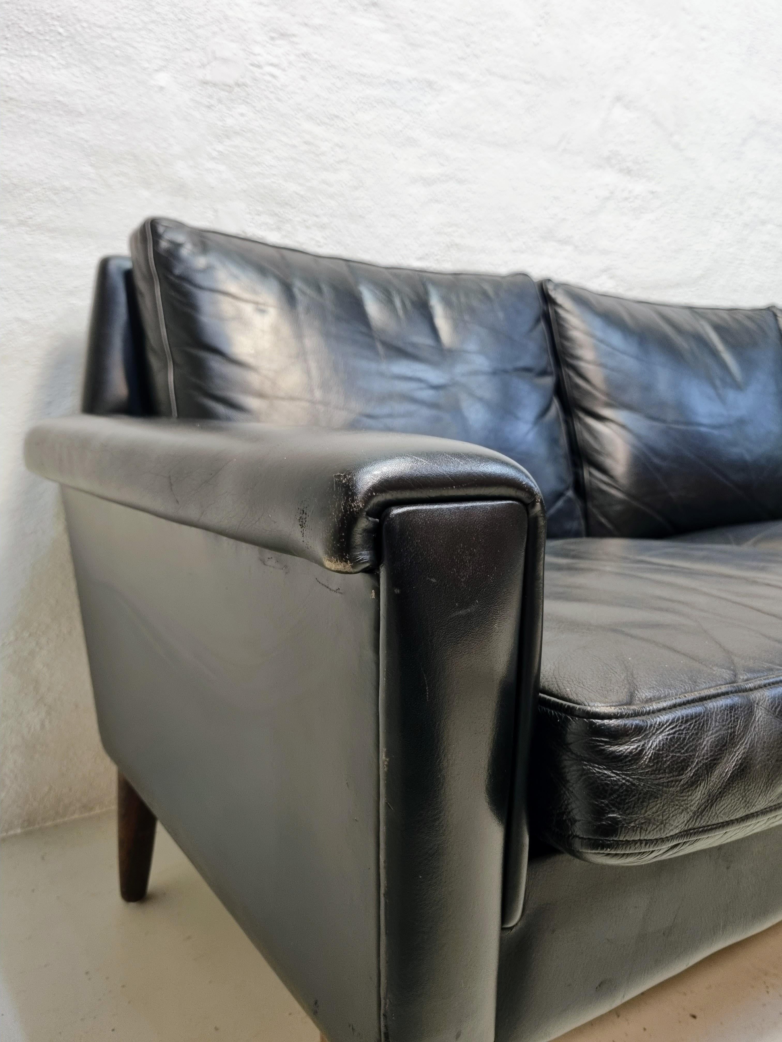Dänisches Sofa aus schwarzem Leder  (20. Jahrhundert) im Angebot