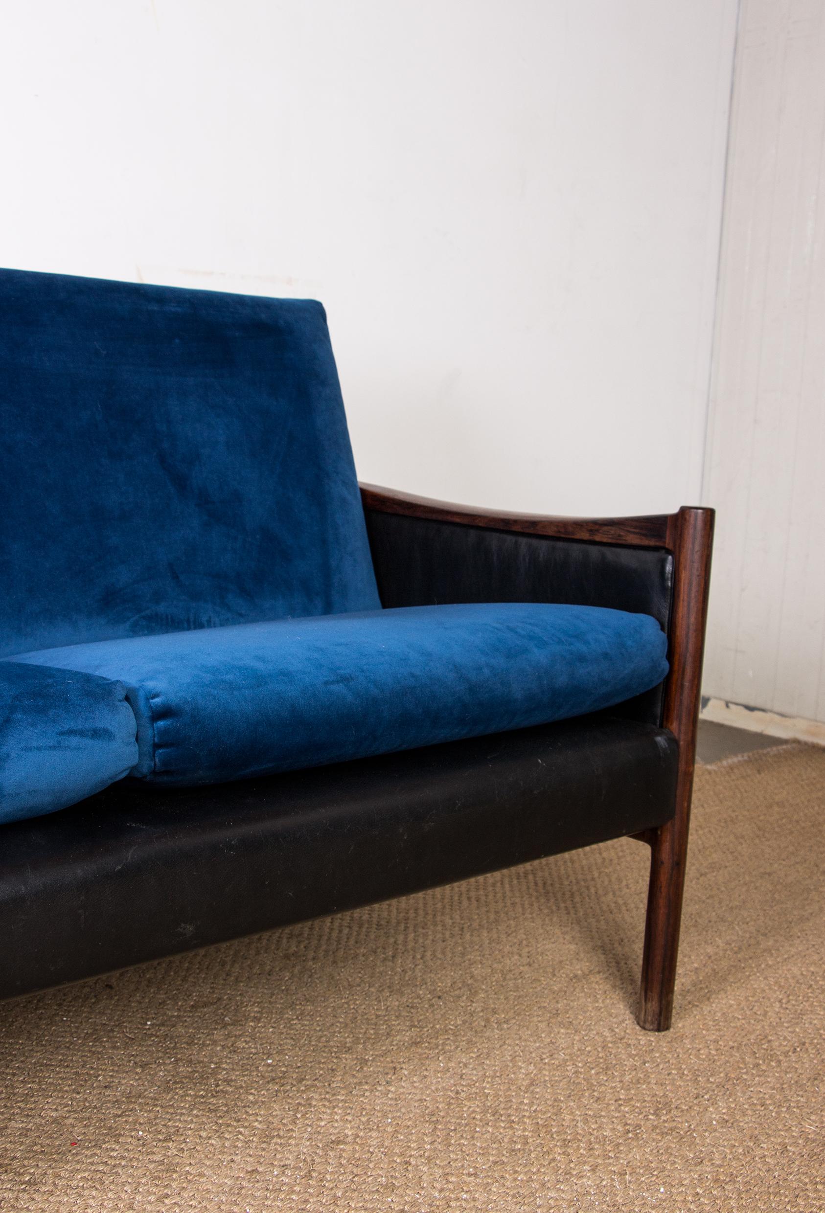 Magnificent Scandinavian sofa. Superb woodwork on the shoulders which are in full leather, seats and backrests in new petrol blue velvet which blends perfectly with the black of the leather. Furniture of very good quality, very comfortable with a