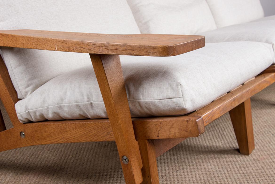 Danish sofa in solid oak and fabric, model GE375 by Hans Wegner for Getama 1960. For Sale 12