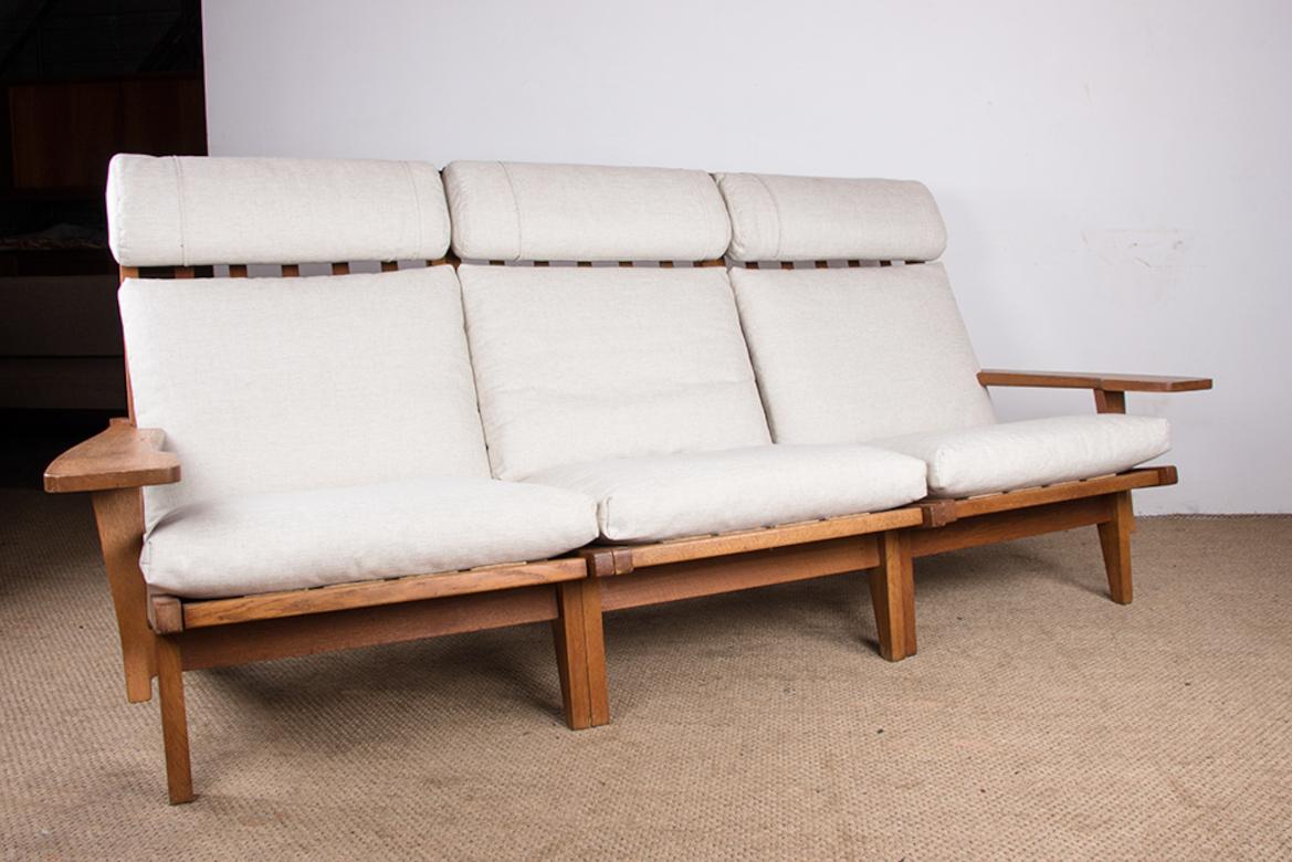 Danish sofa in solid oak and fabric, model GE375 by Hans Wegner for Getama 1960. For Sale 14