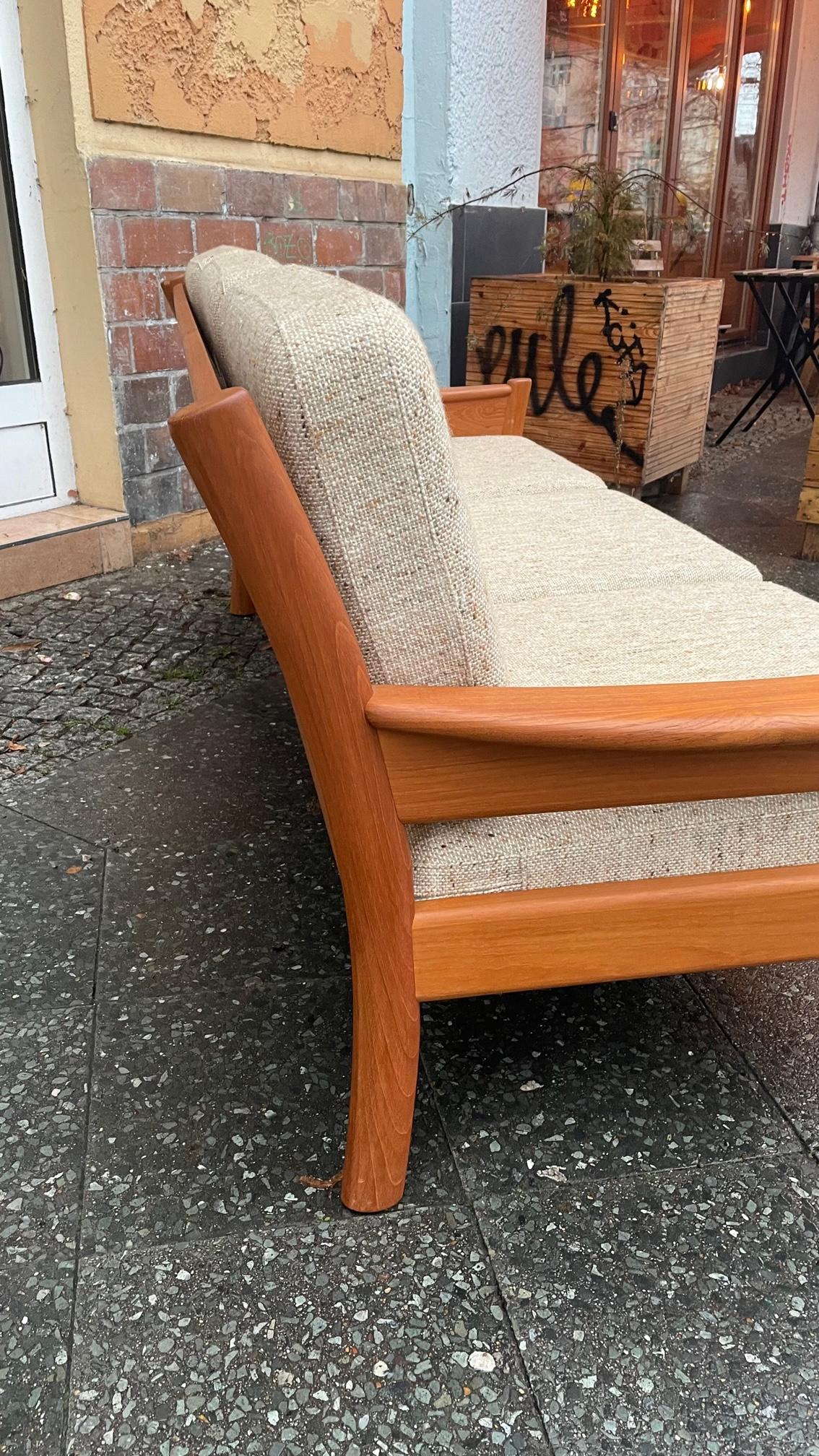 Vintage danish sofa in a perfect condition, very confortable.
The wood and the fabric are in a perfect condition. 
Dyrlund is a famous danish manufactor.